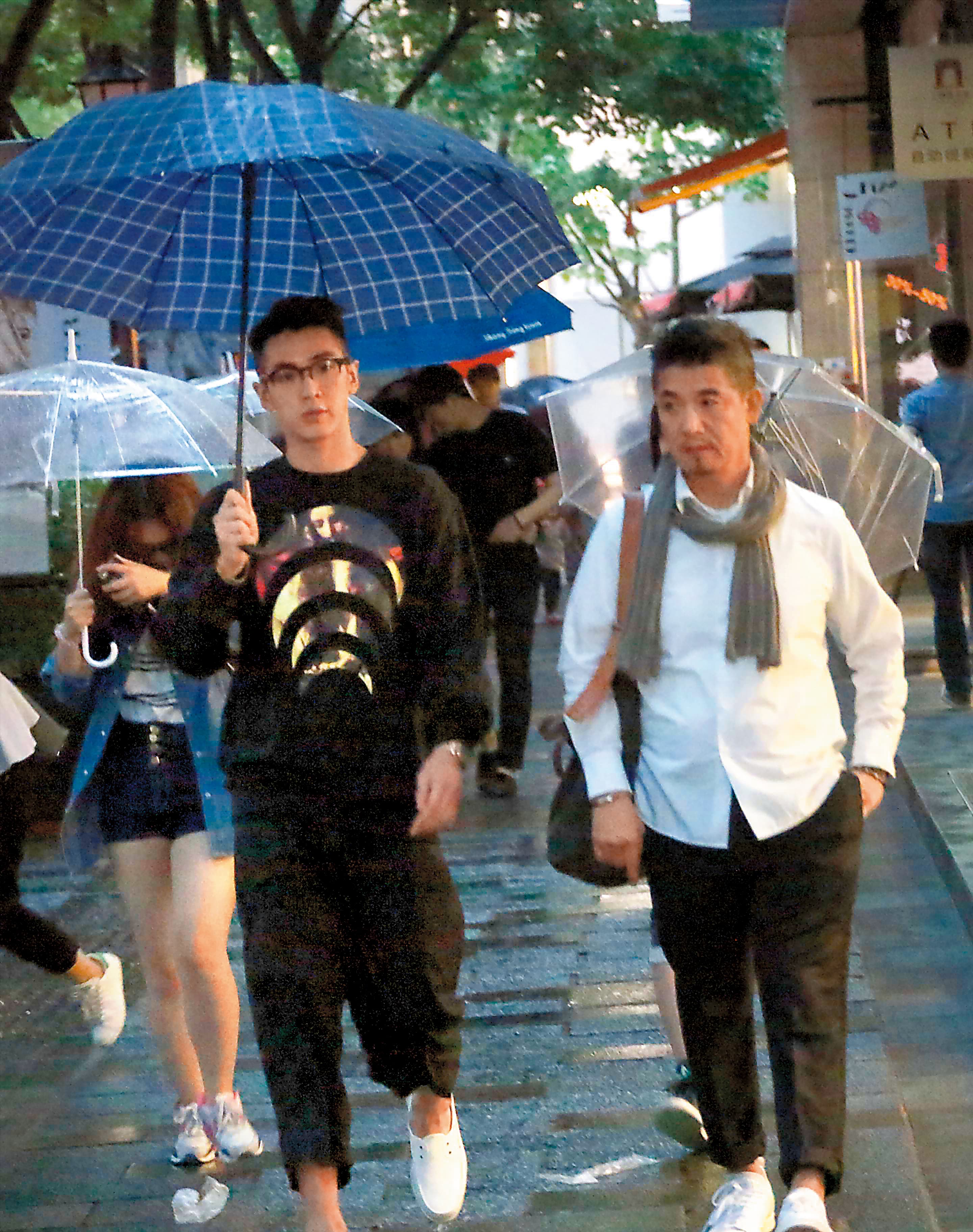 撇開感情不談,柯震東(左)的演藝事業正在回溫,也告別前東家,目前經紀事務都由柯家處理。