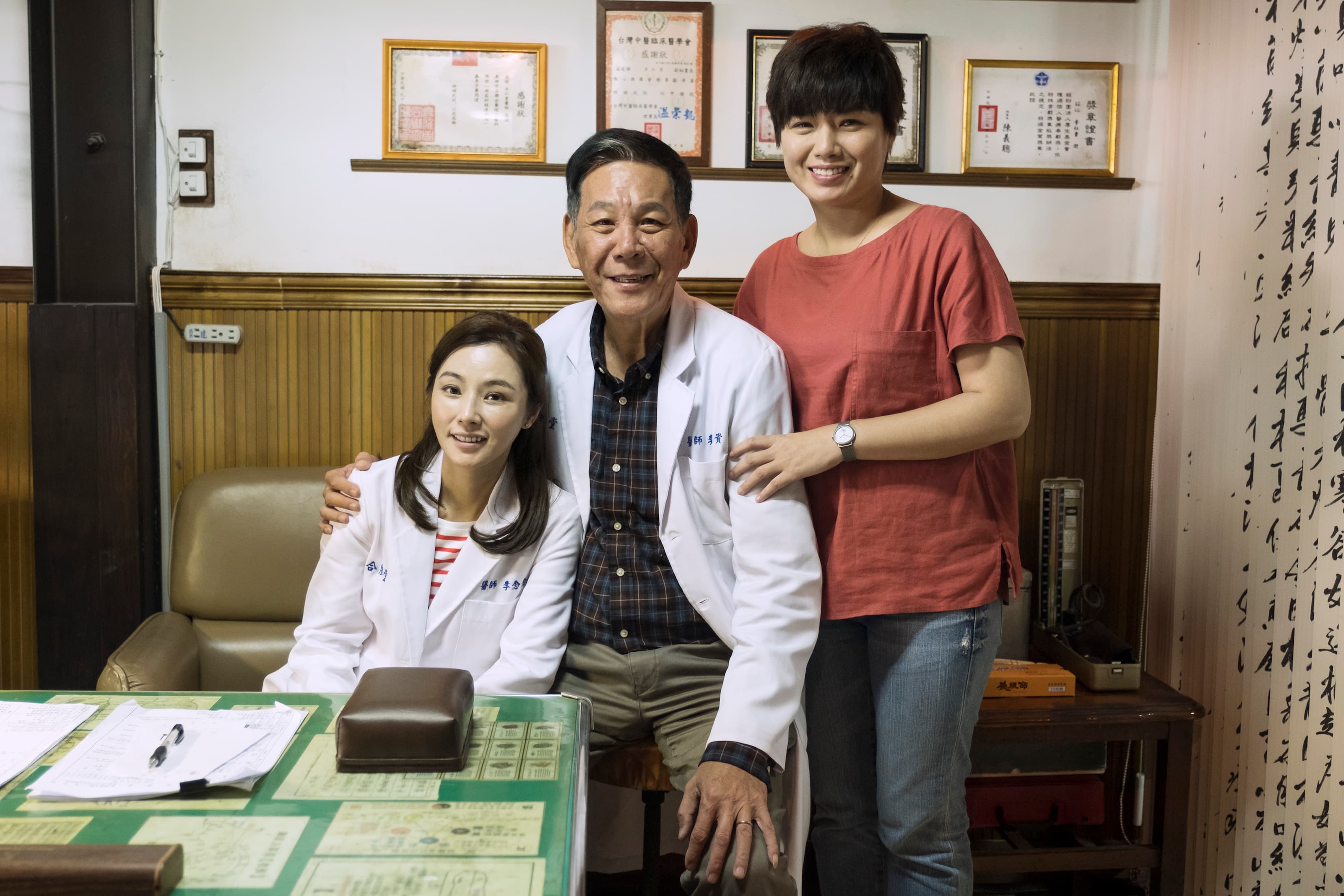 嚴藝文(右)、龍劭華(中)加盟《雙城故事》演出與陳怡蓉(左)組中醫世家。(青睞影視提供)