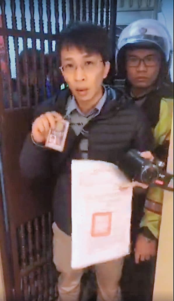 王炳忠19日一大早在臉書開直播住家遭搜索,並拍下幾位調查官及員警持法院搜索票上門畫面。(翻攝王炳忠臉書)