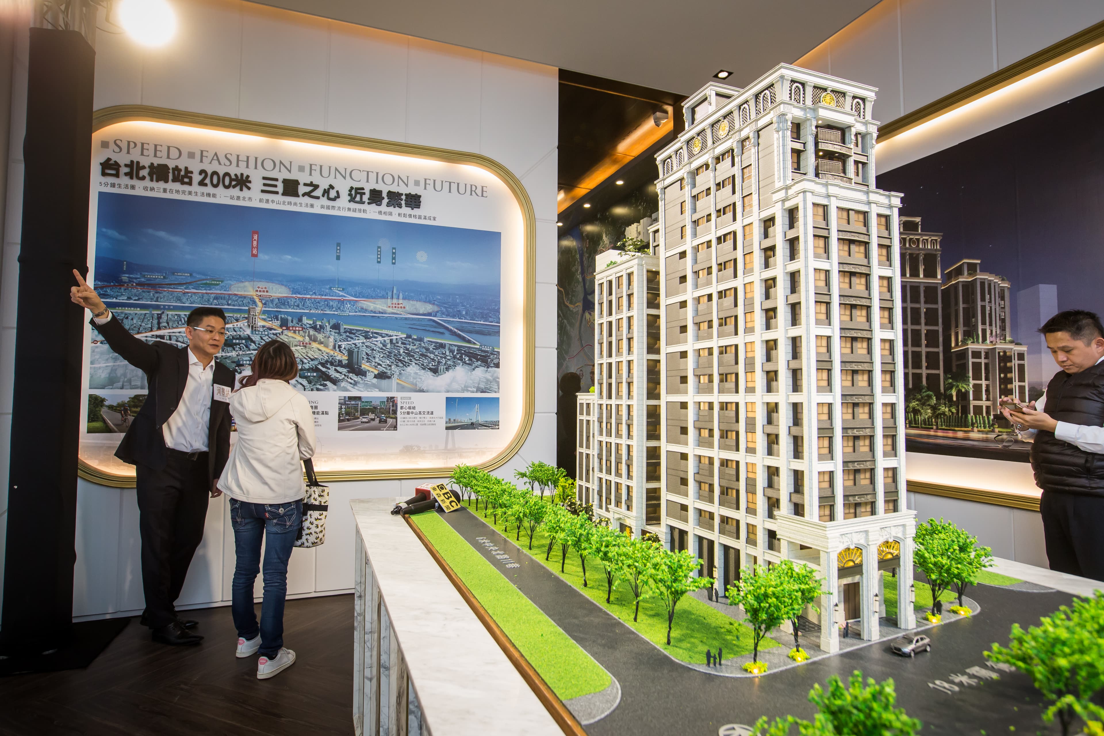 葉凌棋建議「讓利當道,以價換量」,買賣雙方價格認知差距縮小,房市交易量才有機會反彈回升。