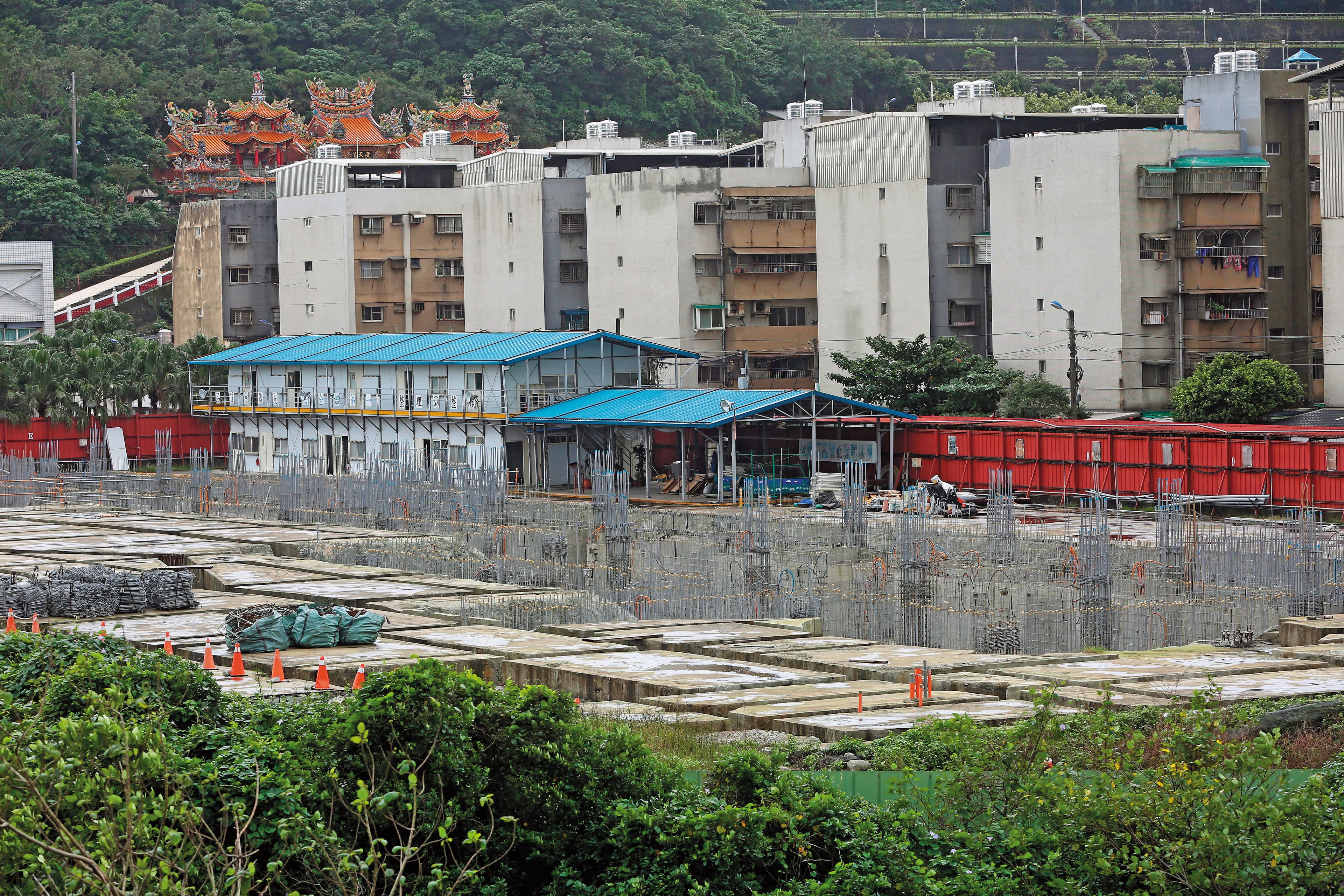 近看海生館建地,鋼筋裸露,一樓的部分完全沒進度,宛如大型爛尾樓。