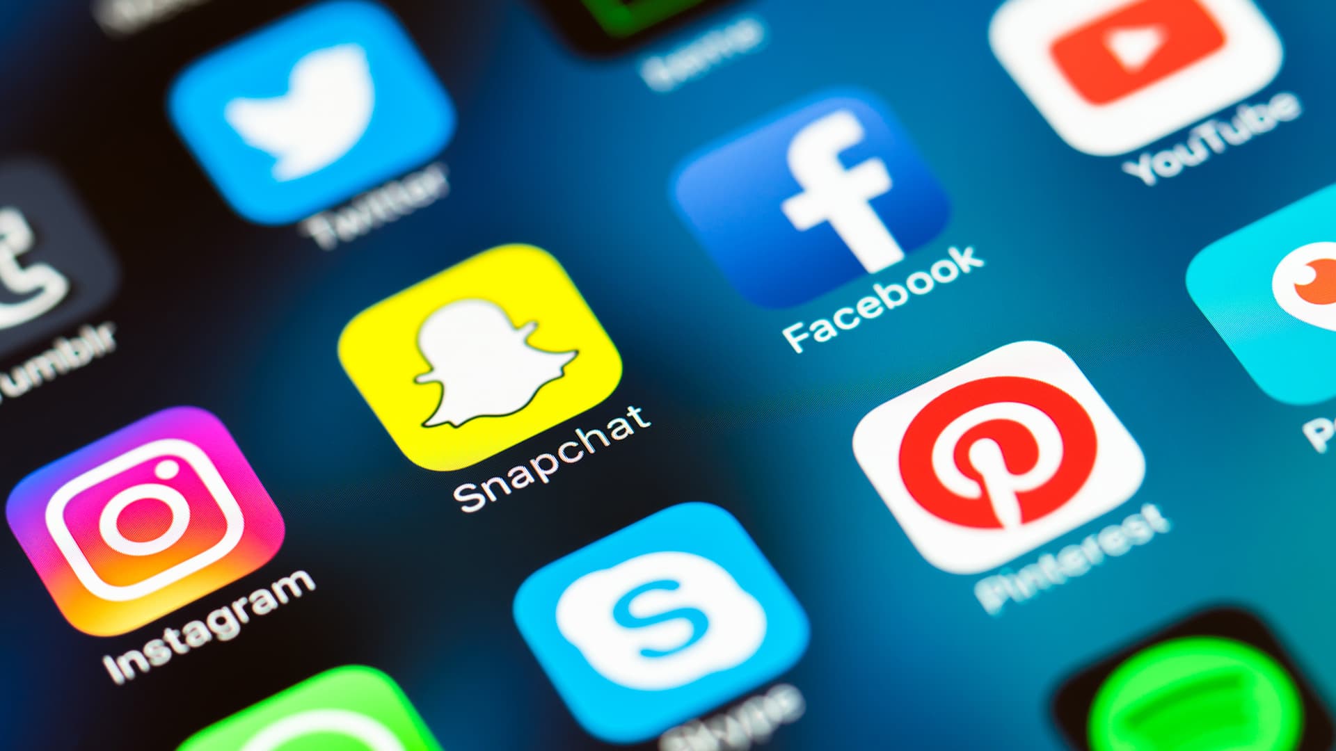 根據數據網站 statista , Snapchat 在 2017 年 Q4 時每天有 1.87 億的活躍用戶,尤其受青少年喜愛。