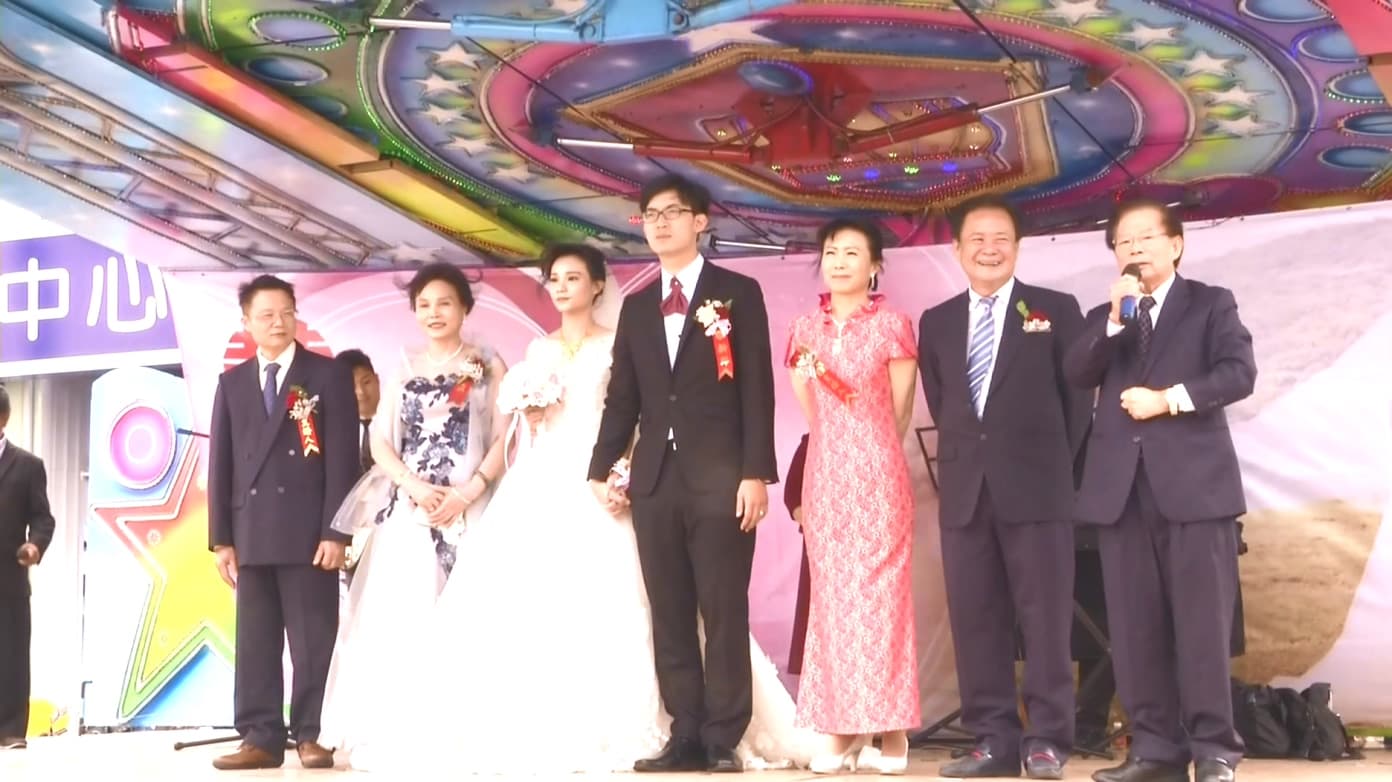 屏東縣議員張榮志(右2)為兒子結婚辦流水席。(翻攝畫面)