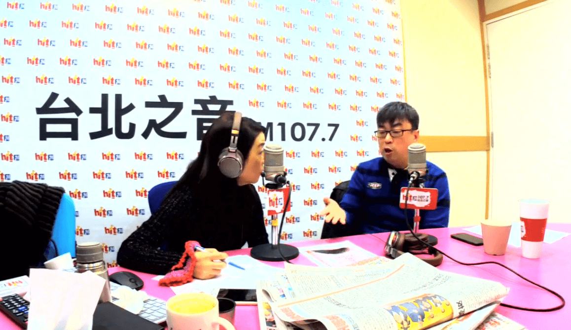 民進黨立委段宜康（右）今接受廣播節目《蔻蔻早餐》主持人周玉蔻專訪。（翻攝蔻蔻早餐臉書）