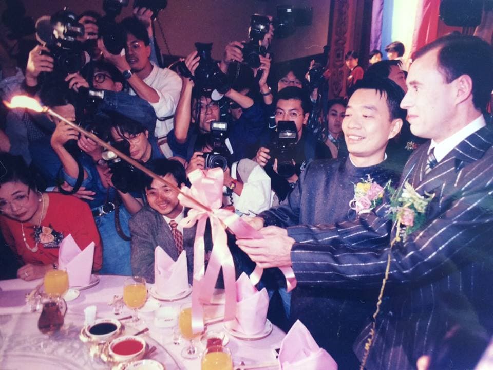 許佑生(右二)表示結婚本是家庭事件,但他的婚禮卻演變成社會事件,吸引大批媒體採訪,除了電視台派出SNG車,連香港《壹週刊》都派員參與,最後做成封面故事。