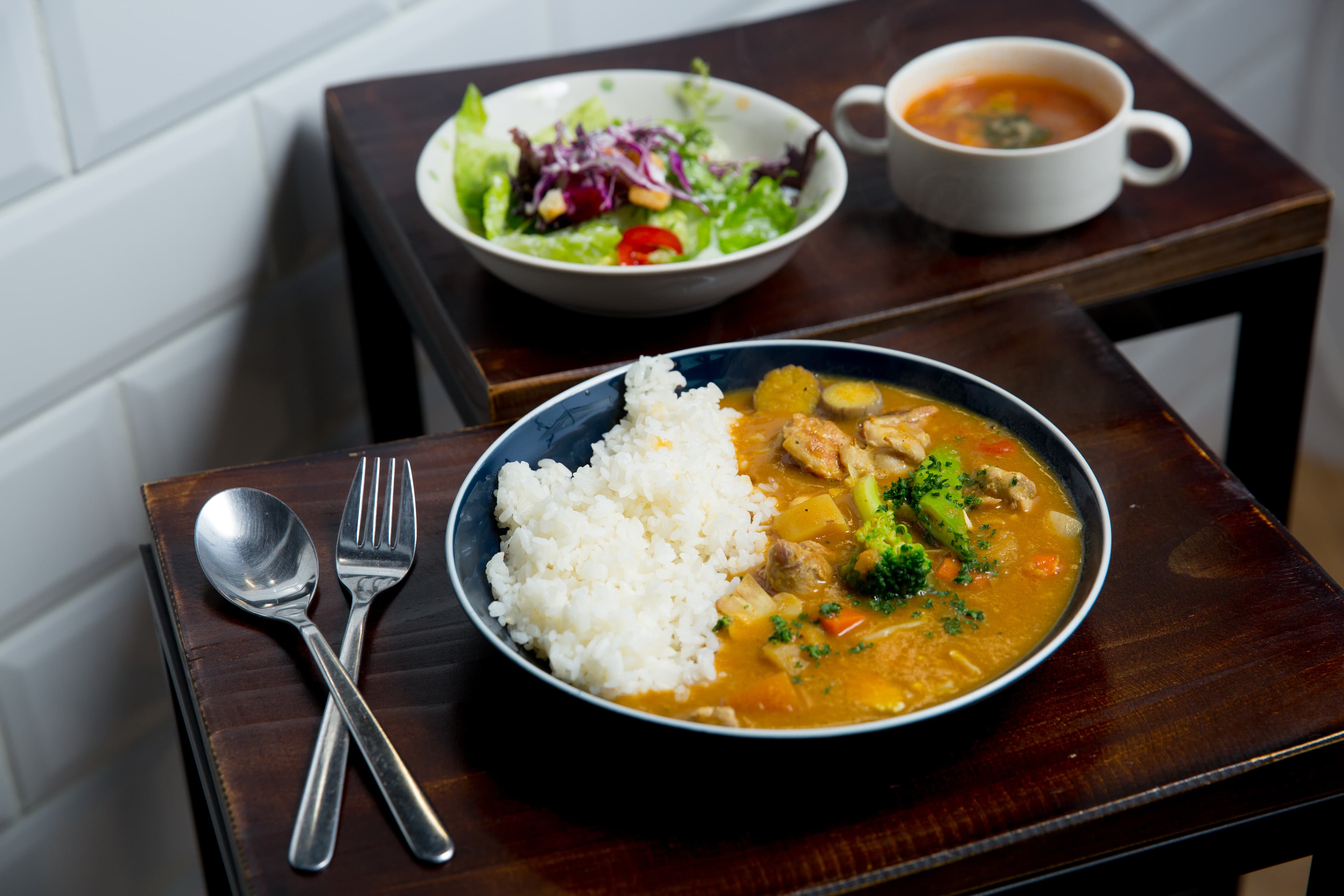 好娜姬的午餐是一道咖哩,他對食物有研究可以從香料講到泰國米。