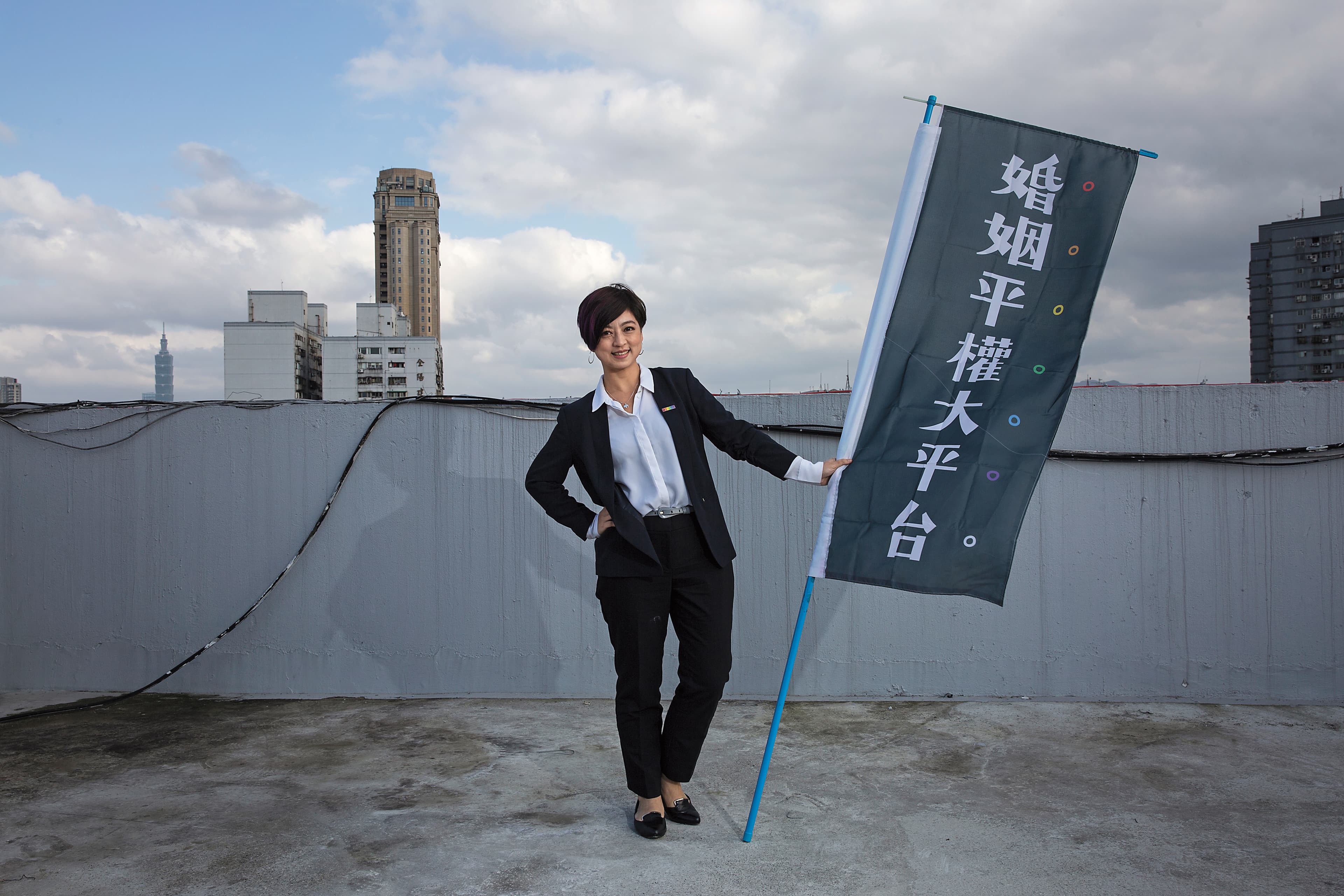 呂欣潔目前是婚姻平權大平台總召集人，該聯盟由同志諮詢熱線協會、婦女新知基金會、台灣同志家庭權益促進會、台灣同志人權法案遊說聯盟、酷摩沙獎5個團體組織而成，去年年底通過立法院委員會初審的婚姻平權法案便由該聯盟與立委尤美女共同研議。