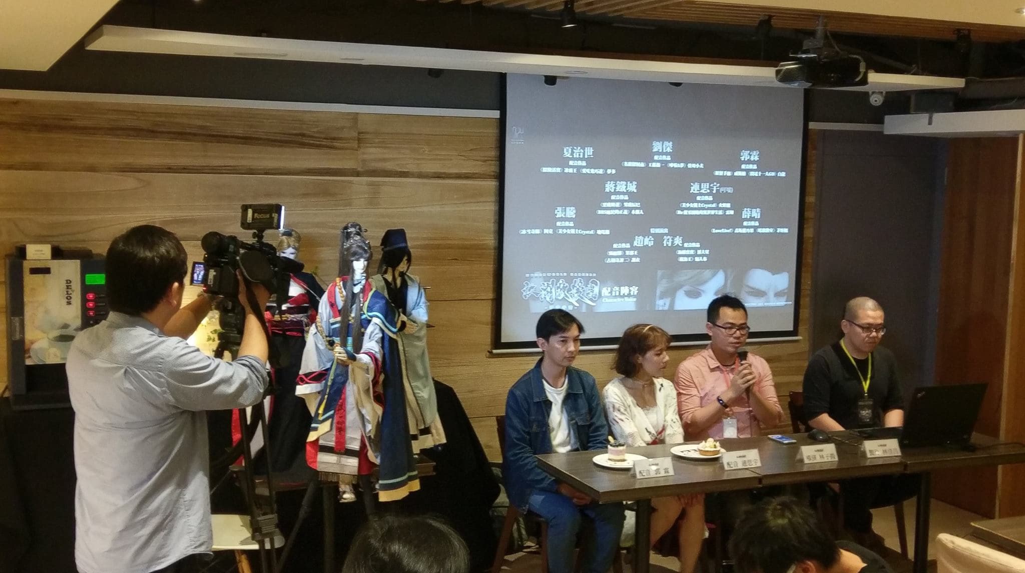 《江湖救援團》拍攝團隊,左起為配音員郭霖(飾方錦山)、連思宇(飾夏彩)、導演林子揚、製片林佳昌 (群募貝果提供)
