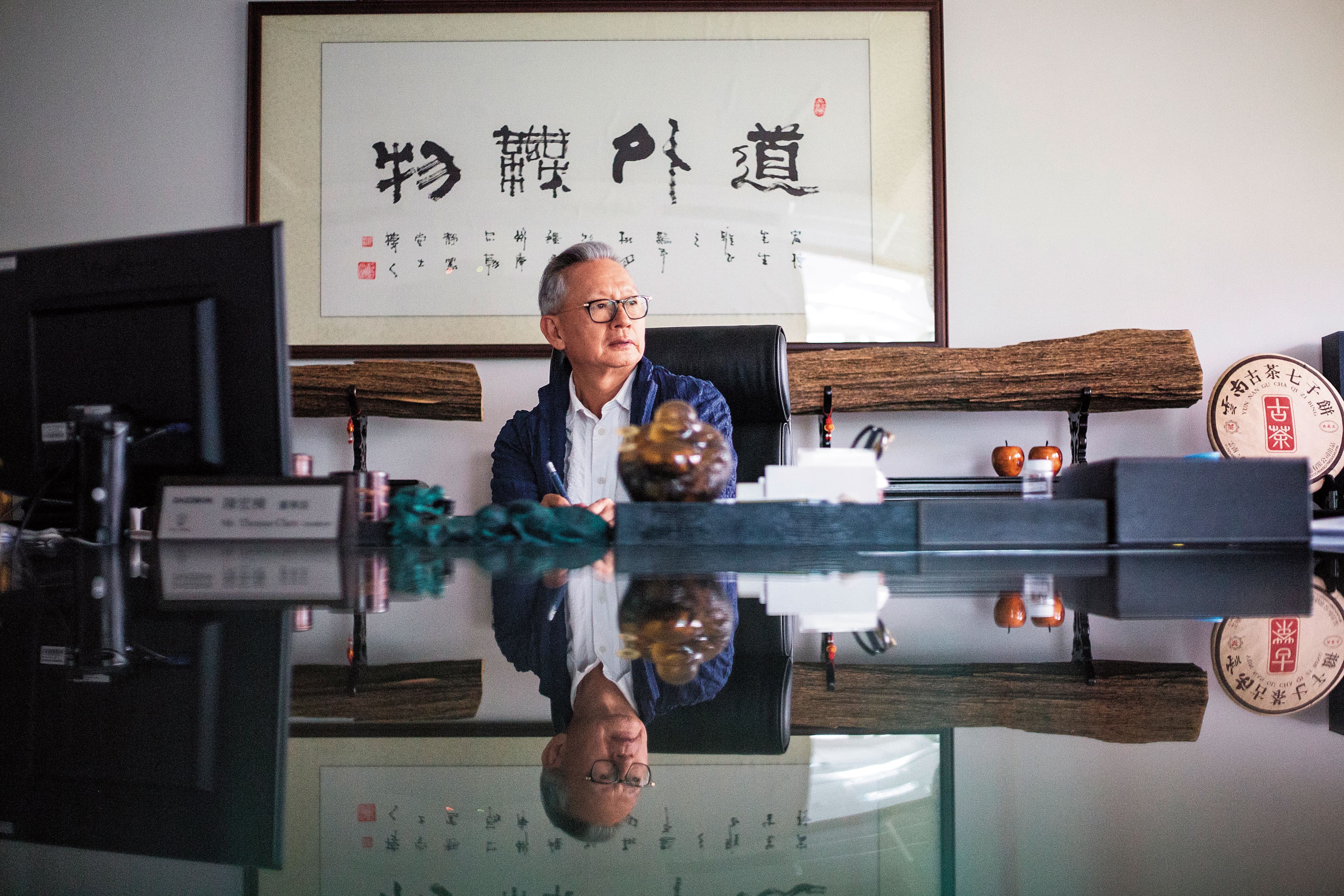 陳宏棟收藏許多沉香和老茶，辦公室如同收藏家的寶庫。