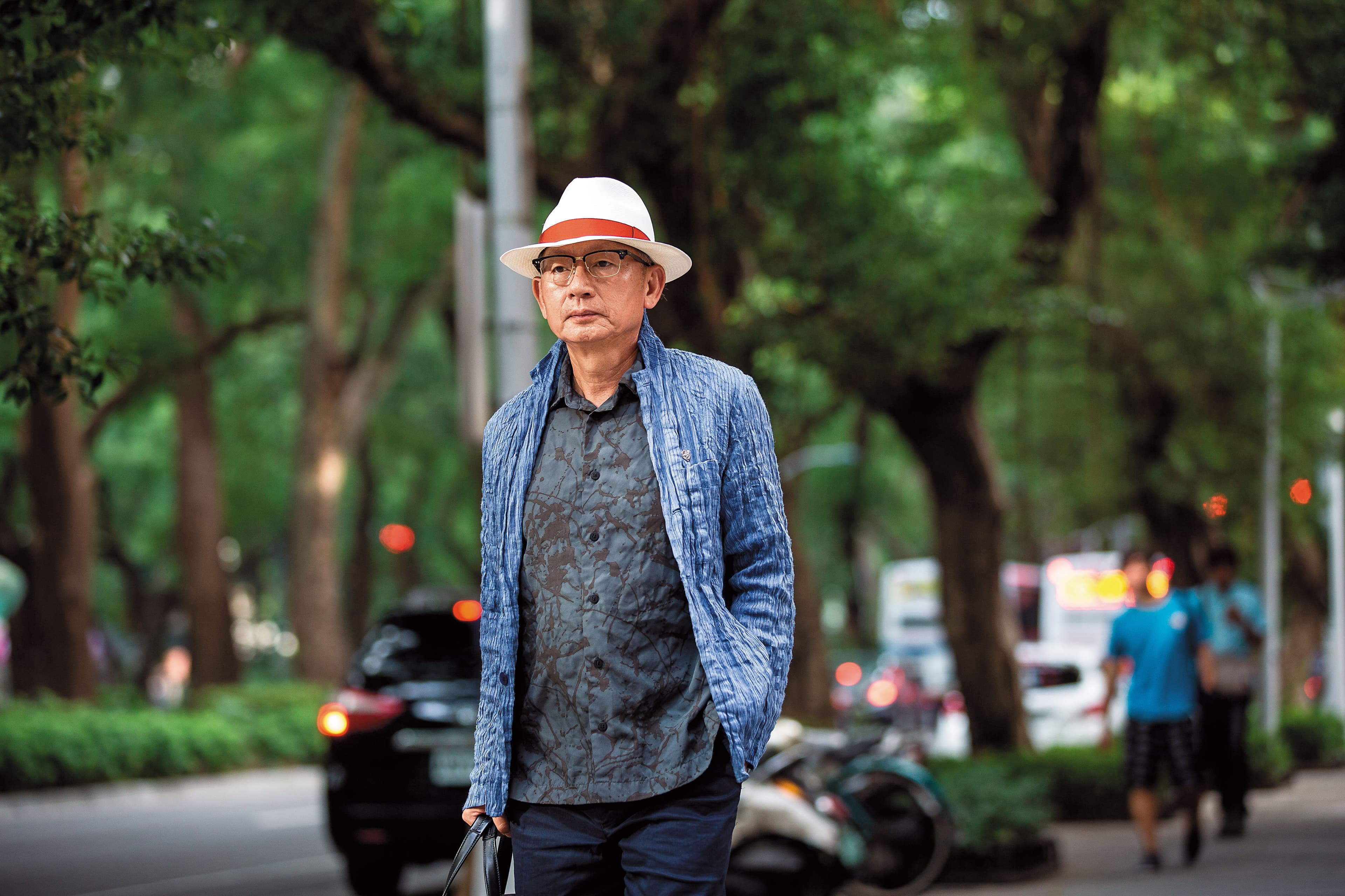 有別於其他科技公司董事長，熱愛日本設計師三宅一生服飾的陳宏棟，上班時總一身雅痞。