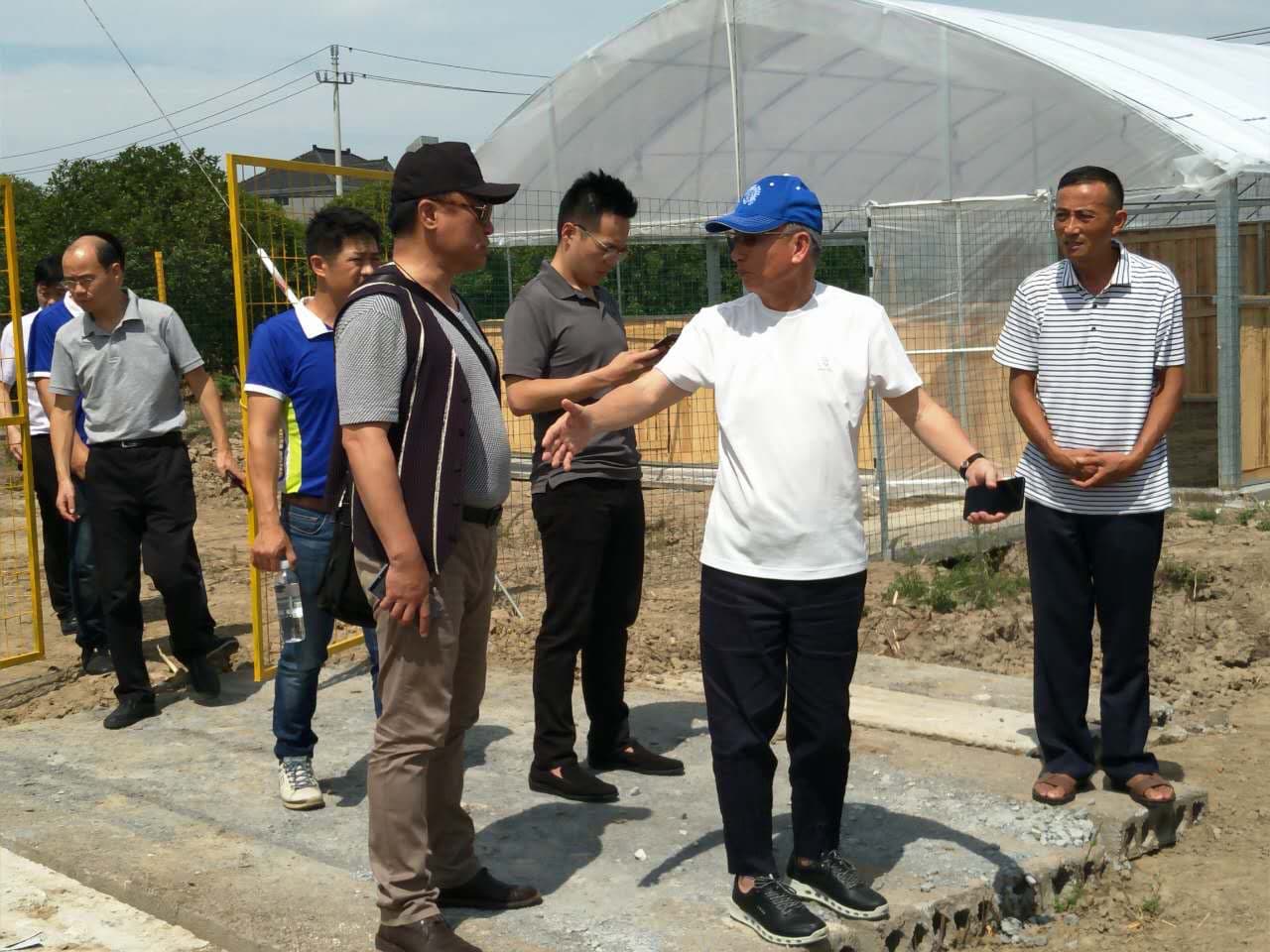 陳宏棟（右2）致力將奈米應用於農業、科技業上。（陳宏棟提供）