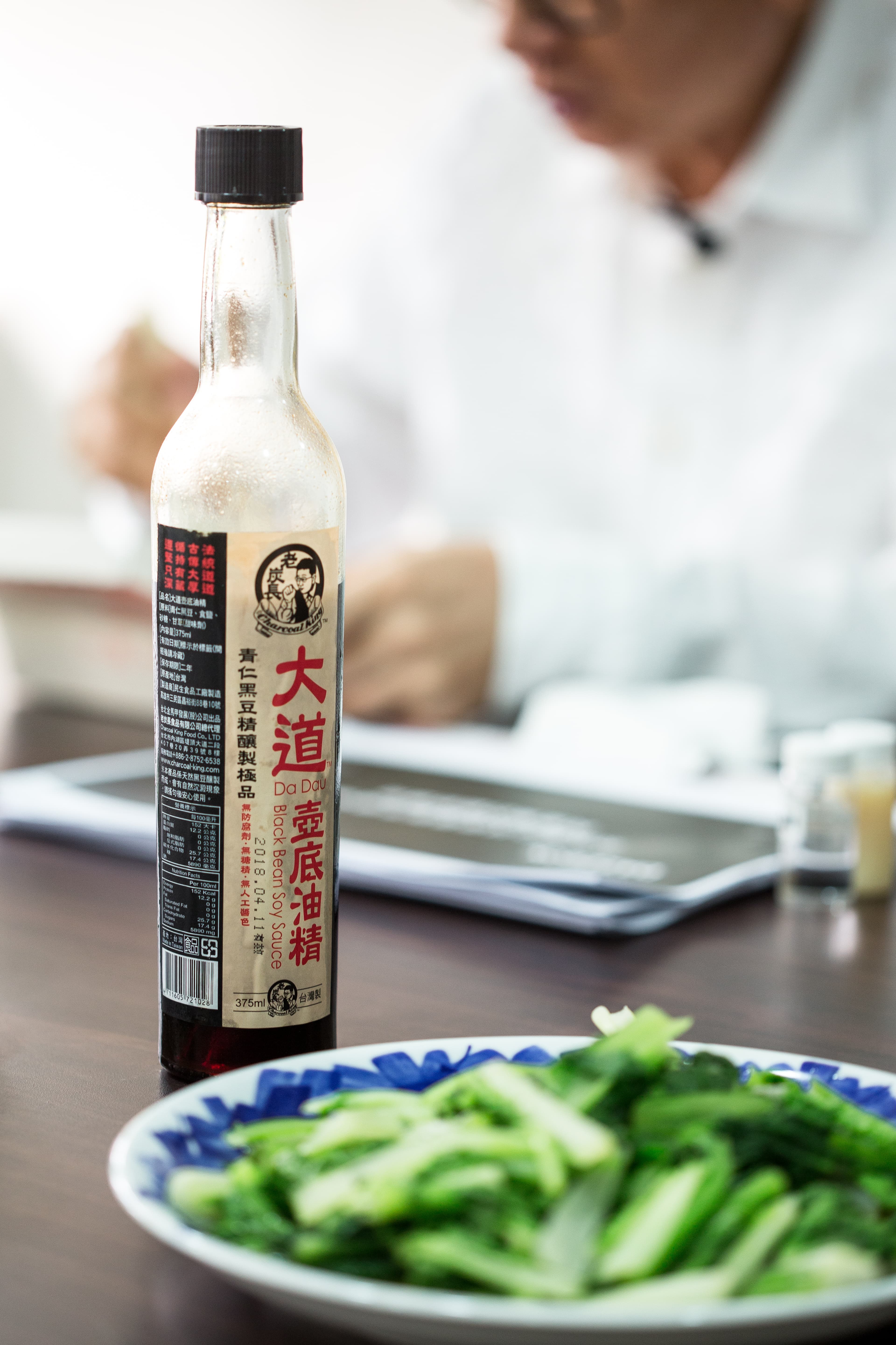 對吃講究的陳宏棟，找上有60多年歷史的民生醬油廠，以特殊方式過濾水源，釀造出一瓶1500元的醬油。
