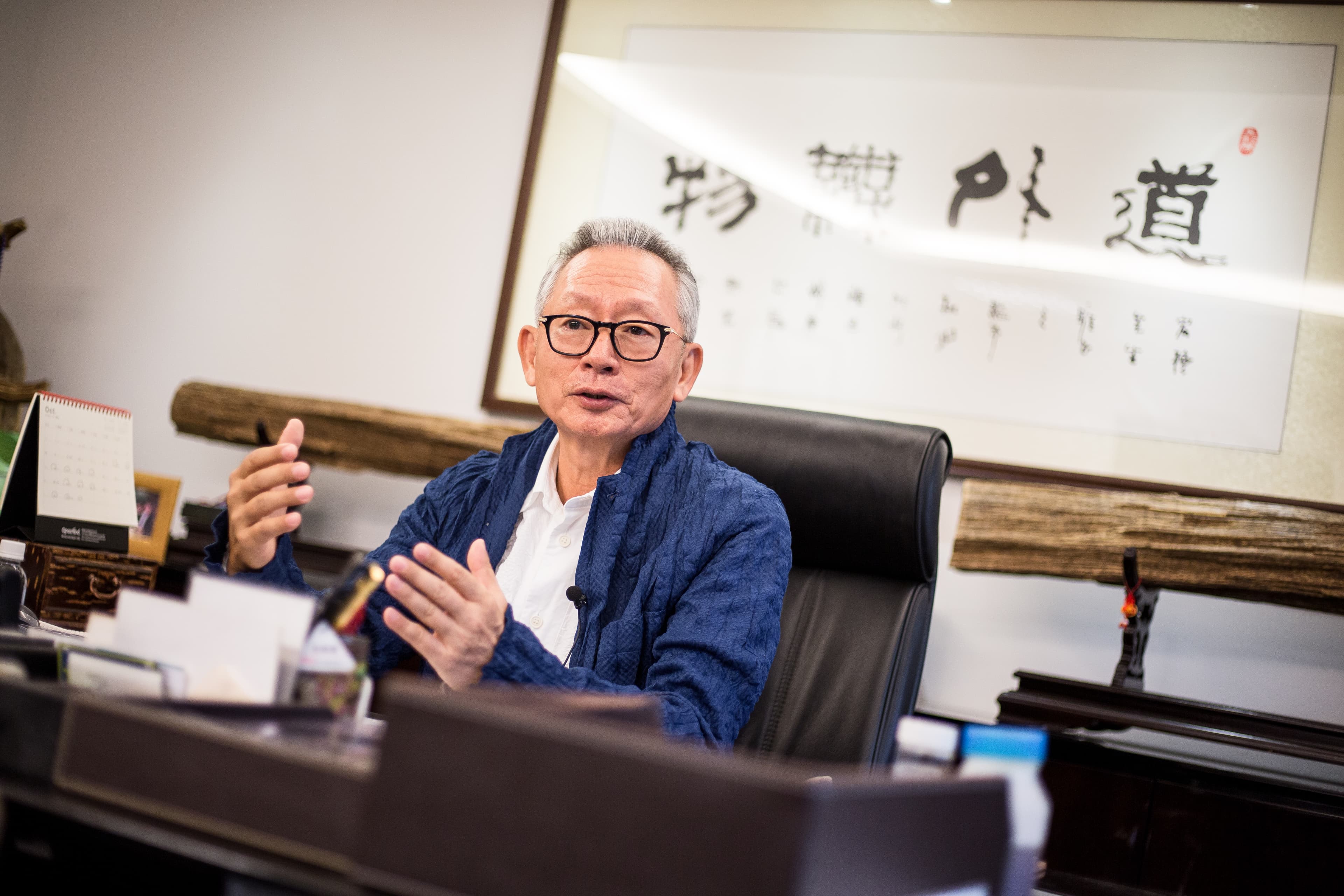 前清海玻璃董事長的陳宏棟，曾替選美皇帝唐日榮家裡，裝設200萬元的防彈玻璃。