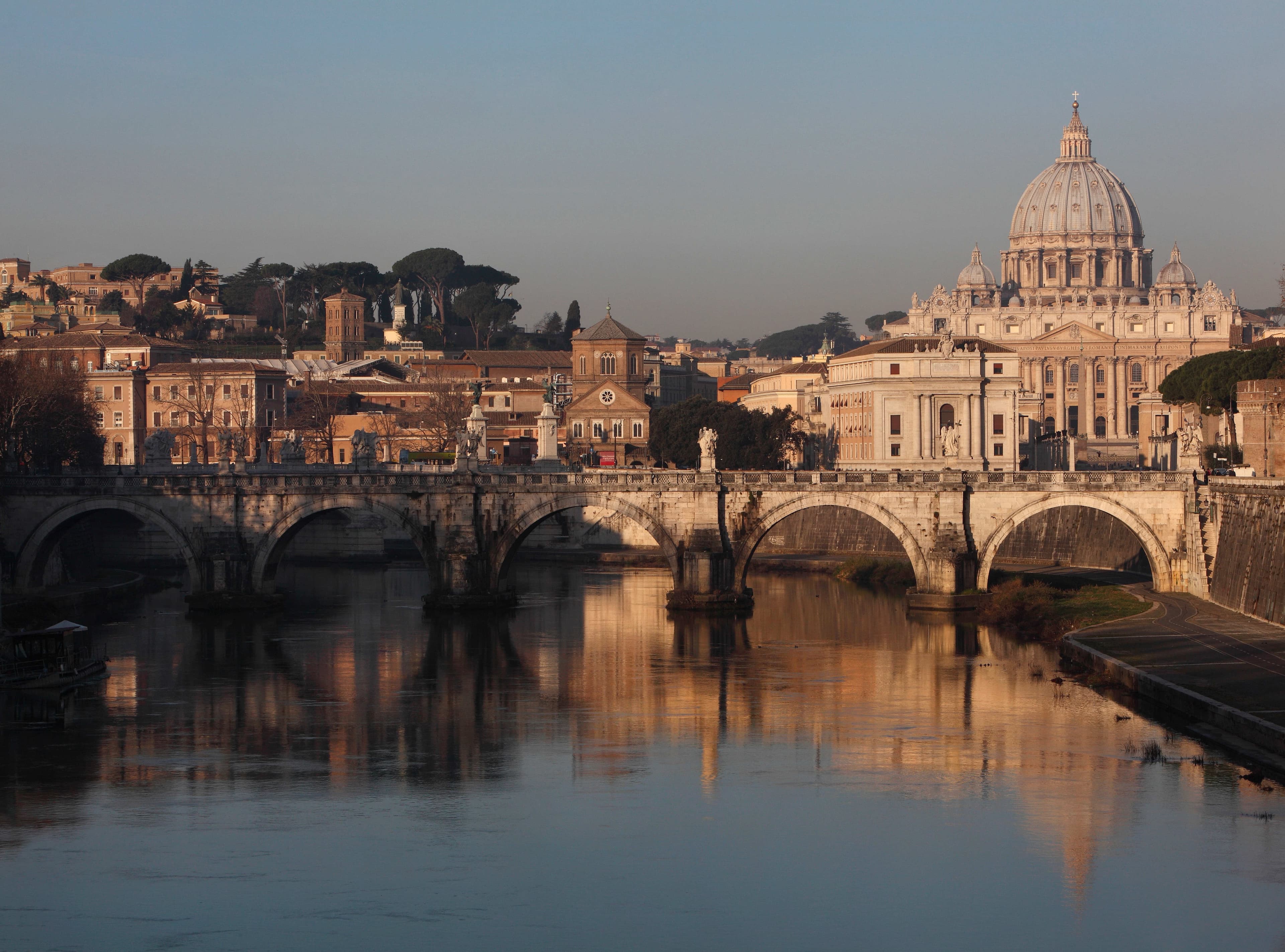 臺伯河上的聖天使橋(Ponte Sant'Angelo),右方建築為聖彼得大教堂。(東方IC)