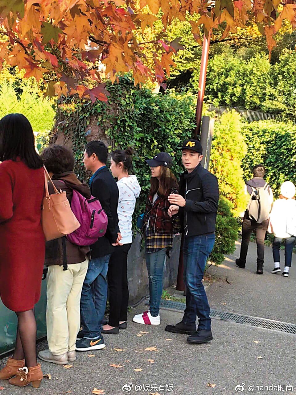 「霍心CP」在東京上野動物園被網友認出,戴著鴨舌帽的2人沒有變裝,享受2人世界。(翻攝自微博)