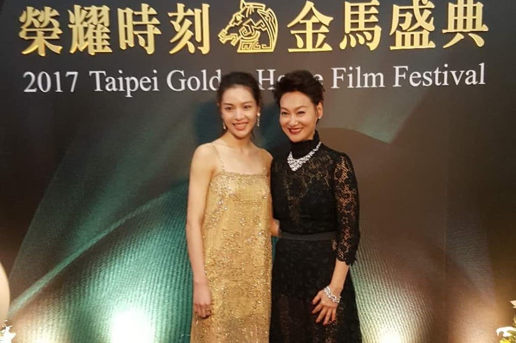 鍾楚曦在金馬紅毯上以復古金洋裝亮相,還與影后惠英紅相見歡。(華誼提供)