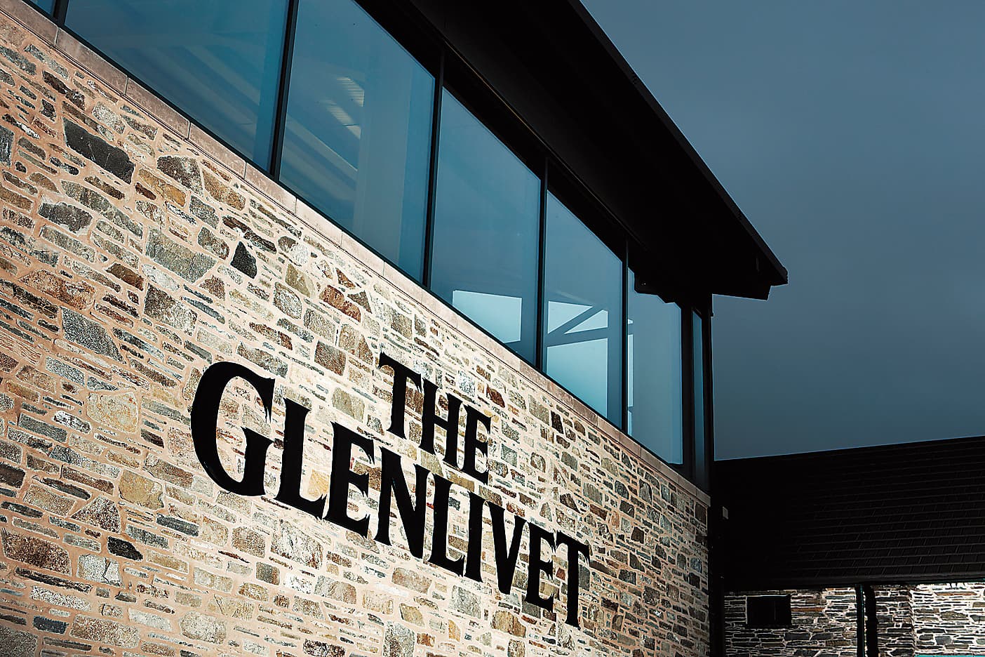 格蘭利威(Glenlivet)原本是個地理名詞,蓋爾語的意思就是「利威河流過的山谷區域」,加上了「The」,就成為第一家在斯佩賽區取得合法酒廠執照的格蘭利威酒廠。