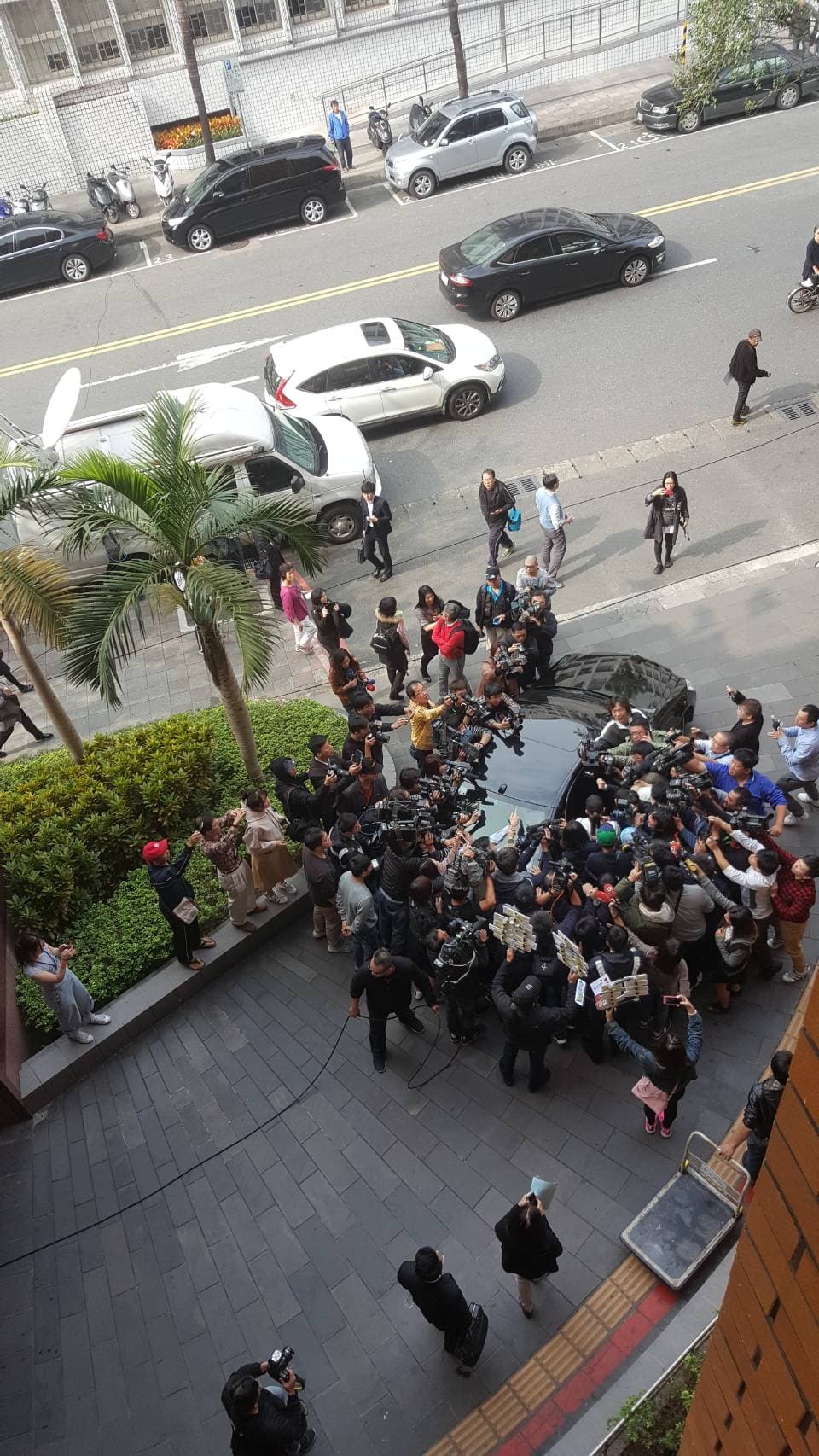 陳喬恩步出北檢時,引起現場一陣騷動。