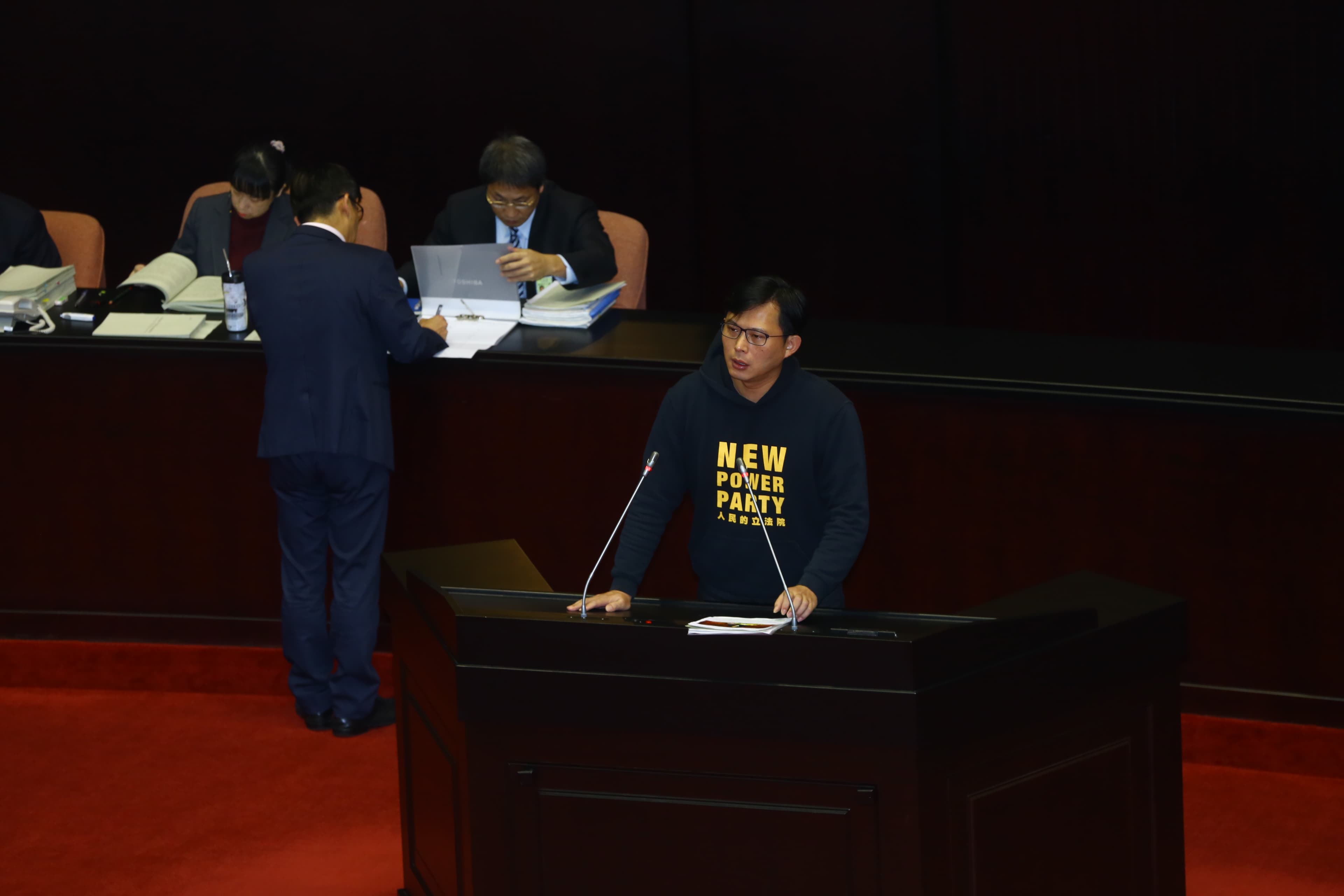 時代力量立委黃國昌反對將勞基法列入臨時會議程。