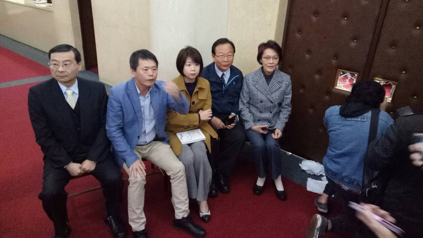 就在時力自囚於議場時,國民黨立委林德福、林為洲、林麗蟬等6人則撤到議場玄關的簽到處旁,林為洲說,此舉是要確保星期一能優先送案。