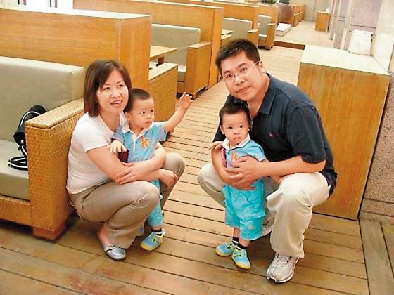 王翠瑛(左1)在事業上是能獨當一面的女強人,同時也重視家庭生活,遇上休假日都會跟老公(右1)、雙胞胎兒子出遊。圖為10多年前全家福。(王翠瑛提供)