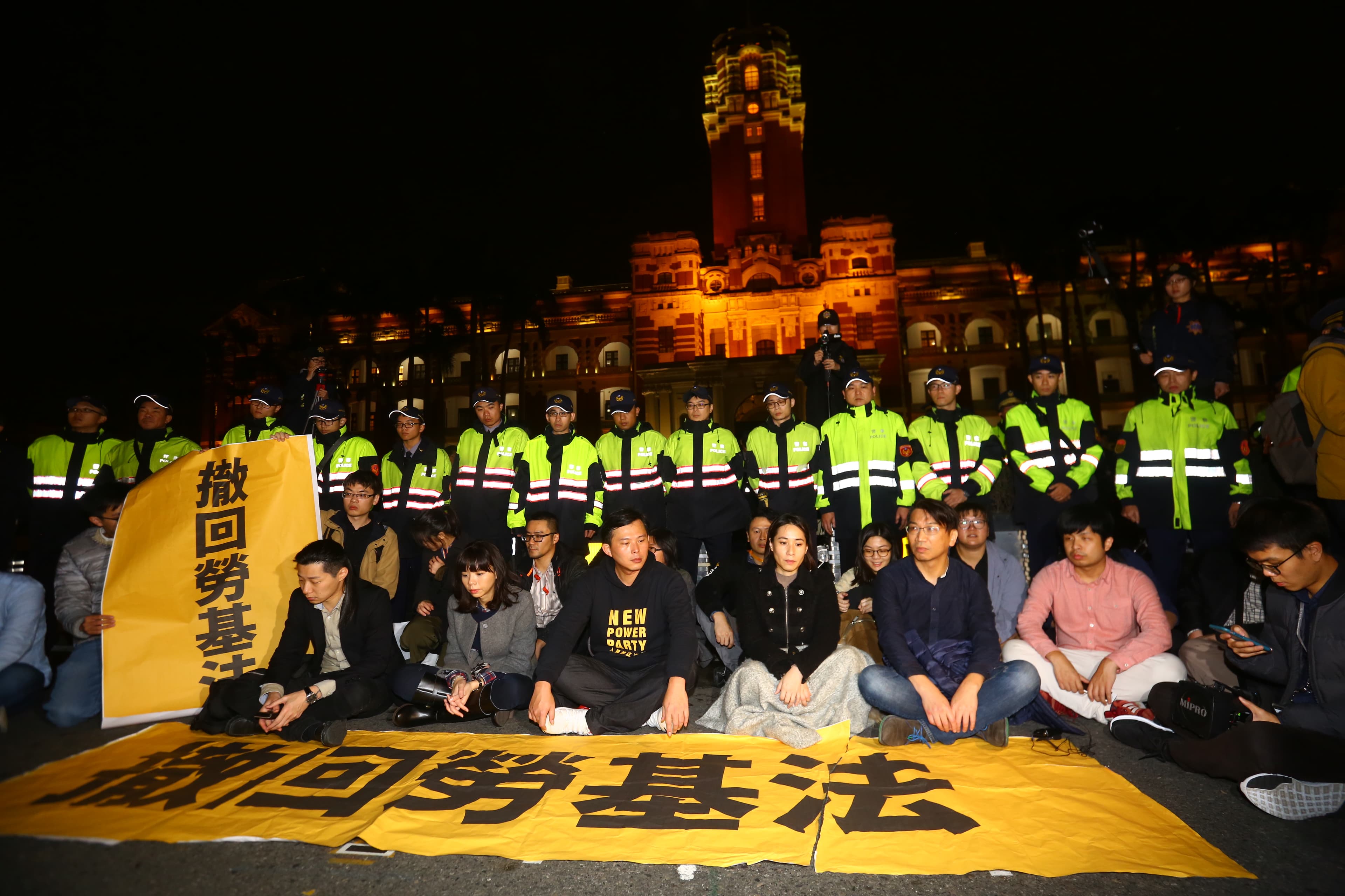 帶著「拒絕修惡的鎖鏈」布條,以步行方式轉戰凱道,揚言絕食抗議。