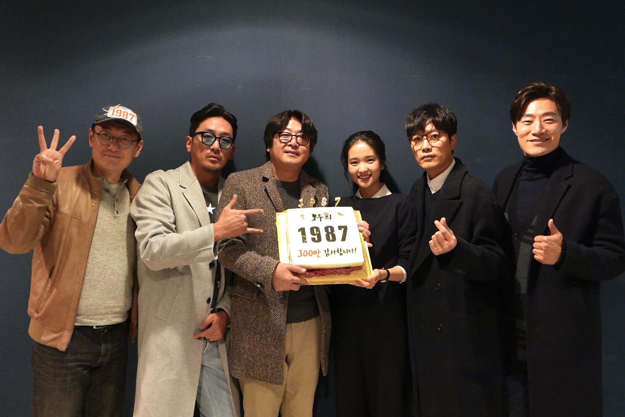 《1987:黎明到來的那一天》突破300萬觀影人次,導演與演員群合照感謝觀眾支持,本片在韓國網站、媒體評分等創下2017韓國電影最高評價。(網路圖片)
