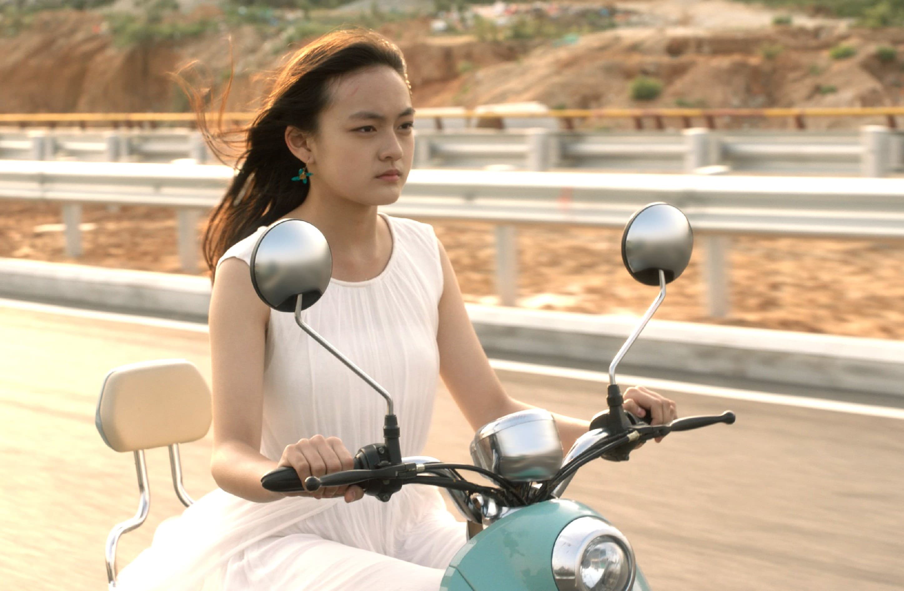 文淇在《嘉年華》中有騎車情節,導演文晏與她拍照時都很緊張。(海鵬提供)