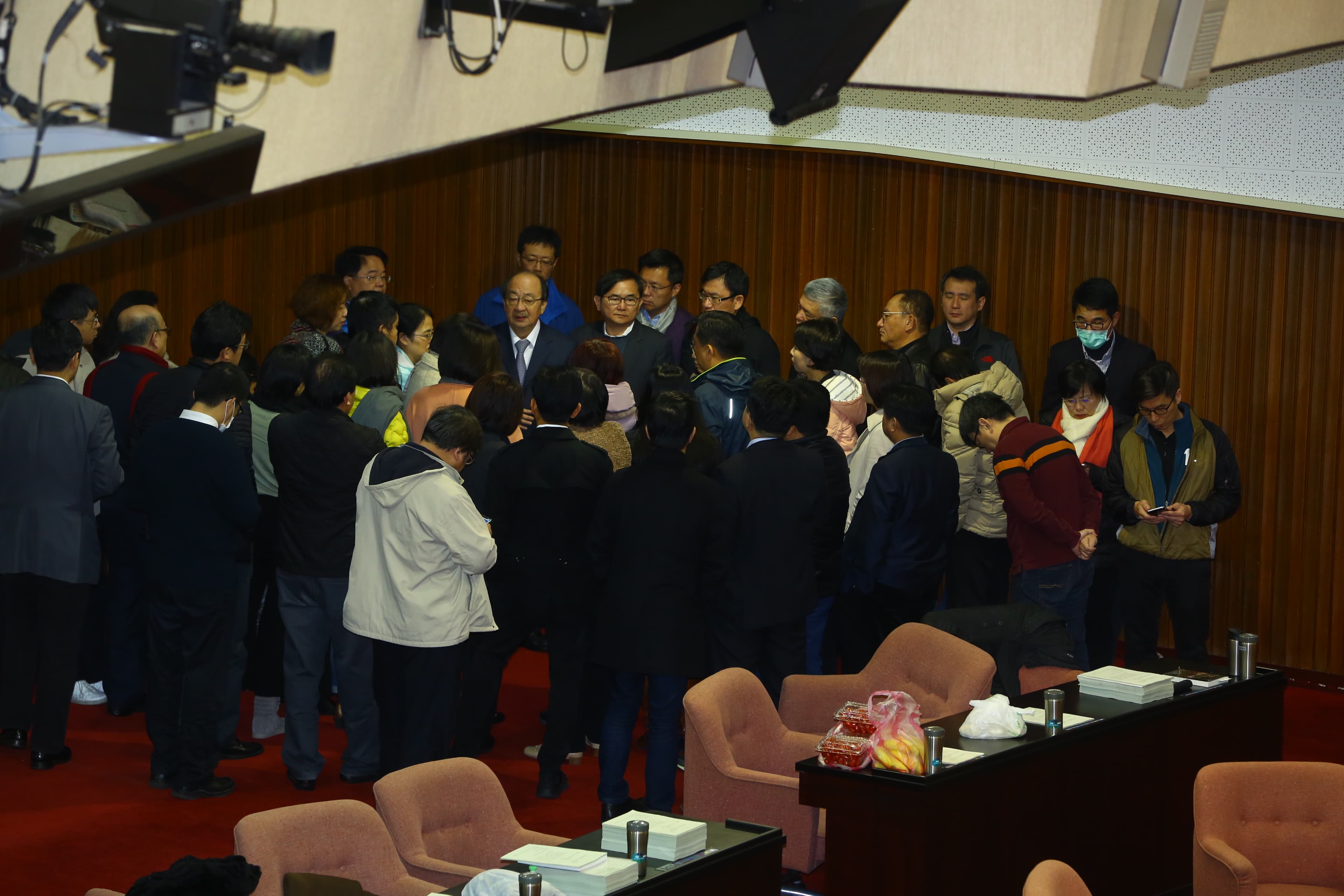 民進黨立委上午在議場後方開會討論今天因應策略。