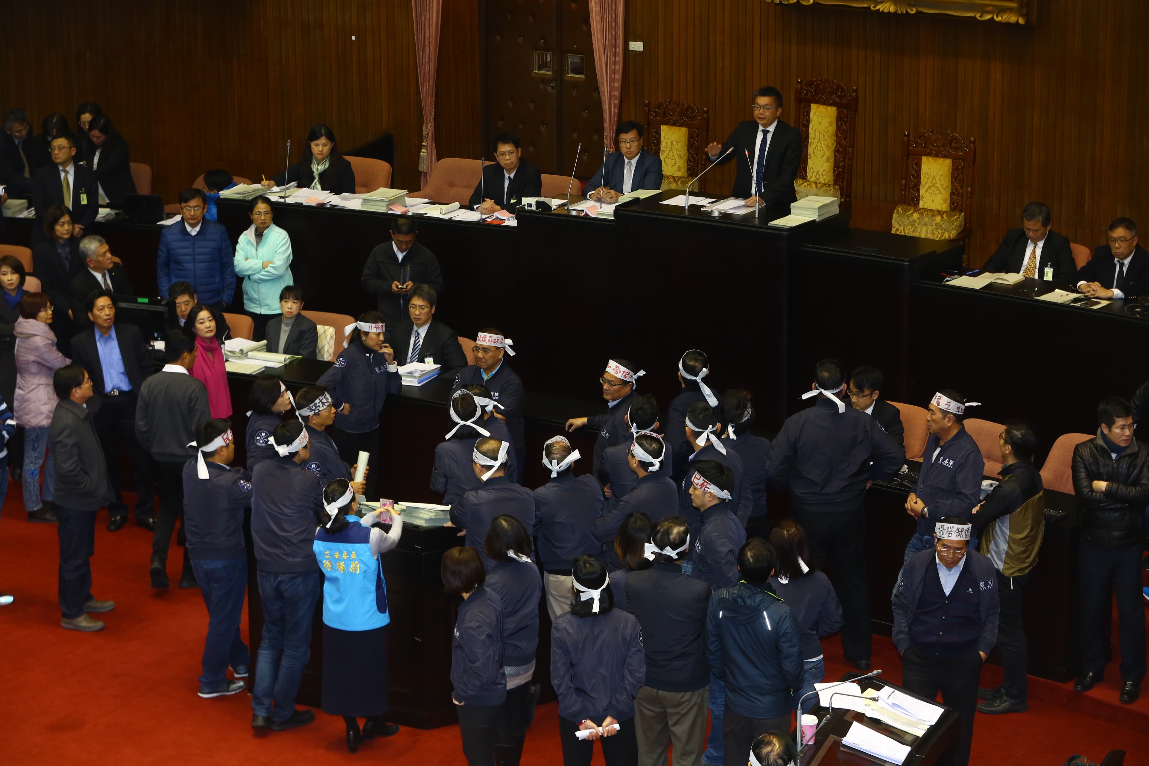 因國民黨立委質疑表決次序,立法院副院長蔡其昌向國民黨立委說明表決次序依據。