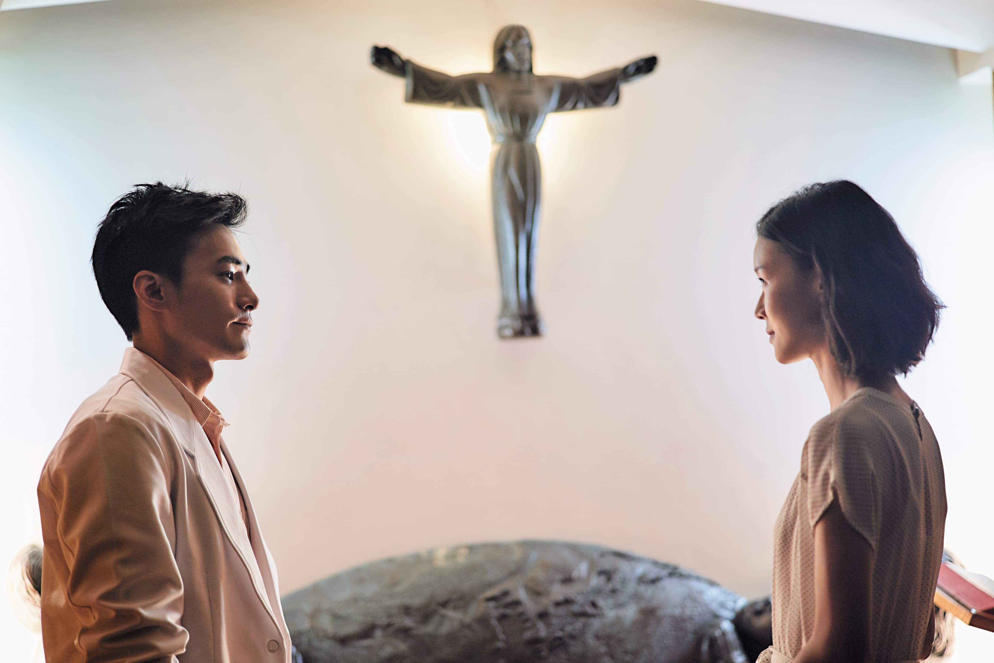 鍾瑶(右)、是元介主演的《天使薇薇》為「原創30」計畫中的新作,是部探討網紅現象的都會奇幻愛情喜劇。(緯來提供)