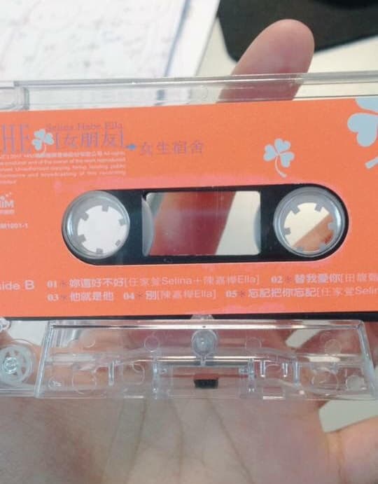 有粉絲收到卡帶時,居然裡頭連磁帶都沒有,令人傻眼。(翻攝自Ella臉書)