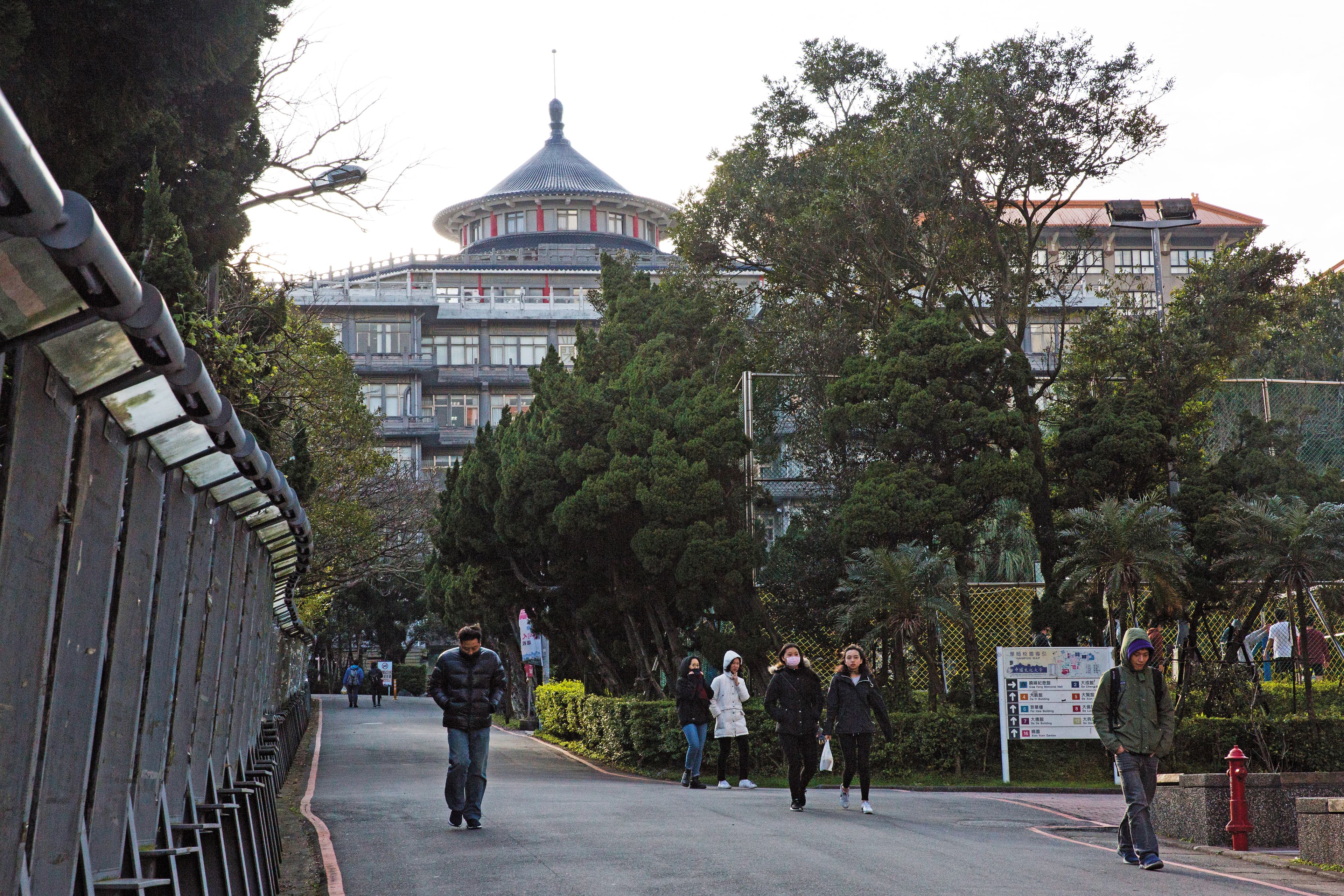 文化大學位於陽明山上是國內知名的私立大學,但董事會十幾年來一直紛爭不斷,頻頻躍上新聞版面。