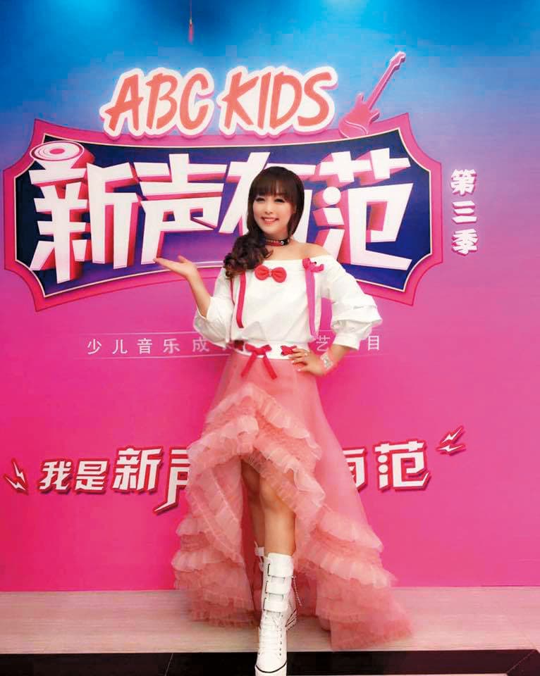 小蜜桃姐姐去年7月接下中國節目《新聲有範》第3季擔任「班長」,據傳是由她身家10億的老公出錢製作。(翻攝自小蜜桃姐姐臉書)