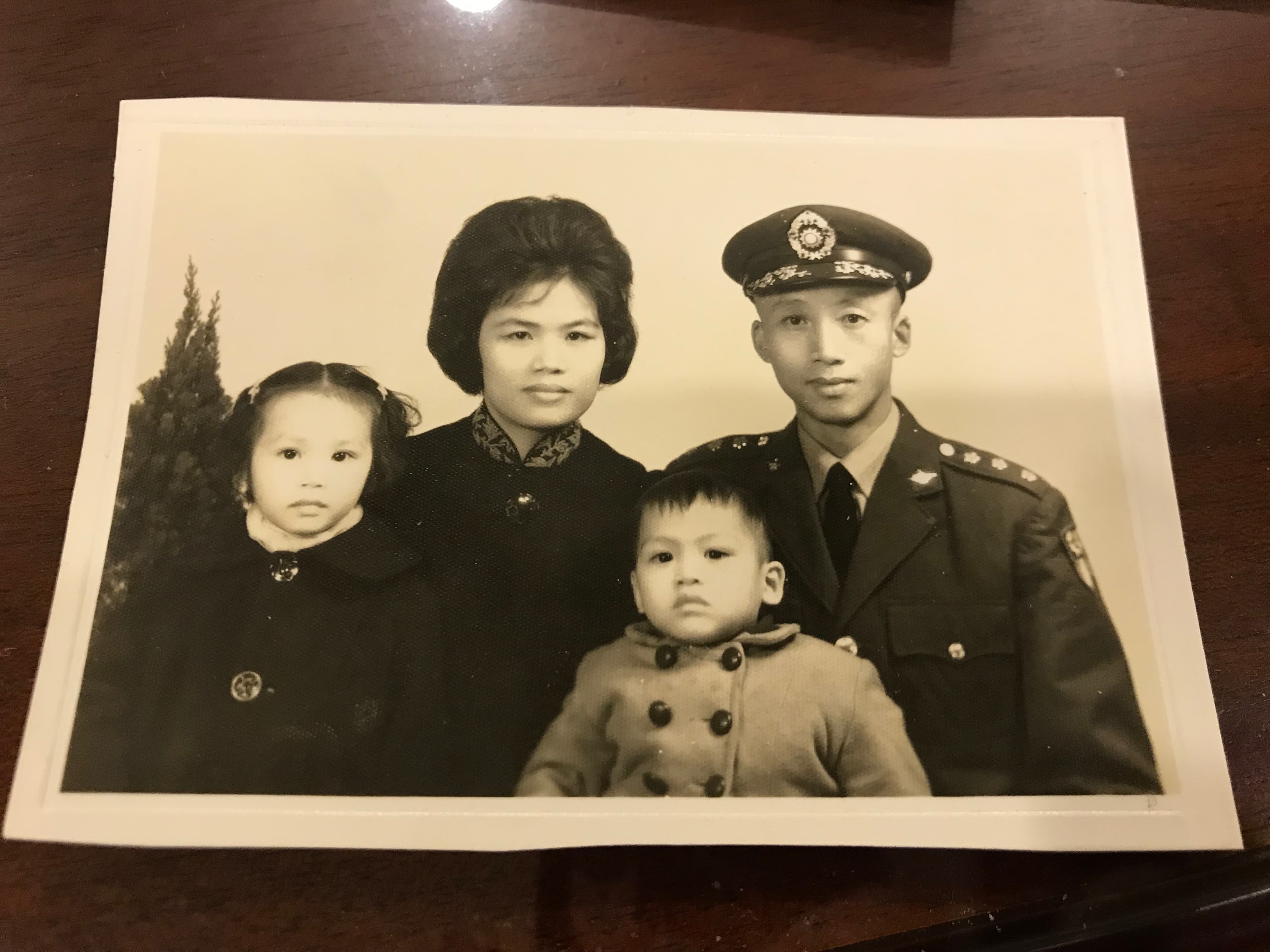 盧希鵬父親（右上）當年投筆從戎，來台後進入文大擔任英文系教授，一直對於能在文大教書引以為傲，這也是盧希鵬（右下）願意參加文大校長遴選的主因。（盧希鵬提供）