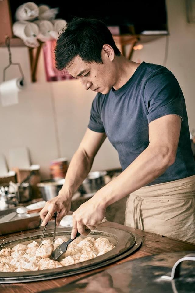 鄭人碩以前賣過水煎包,在戲中也搬演這一段。(翻攝自《上岸的魚》臉書)