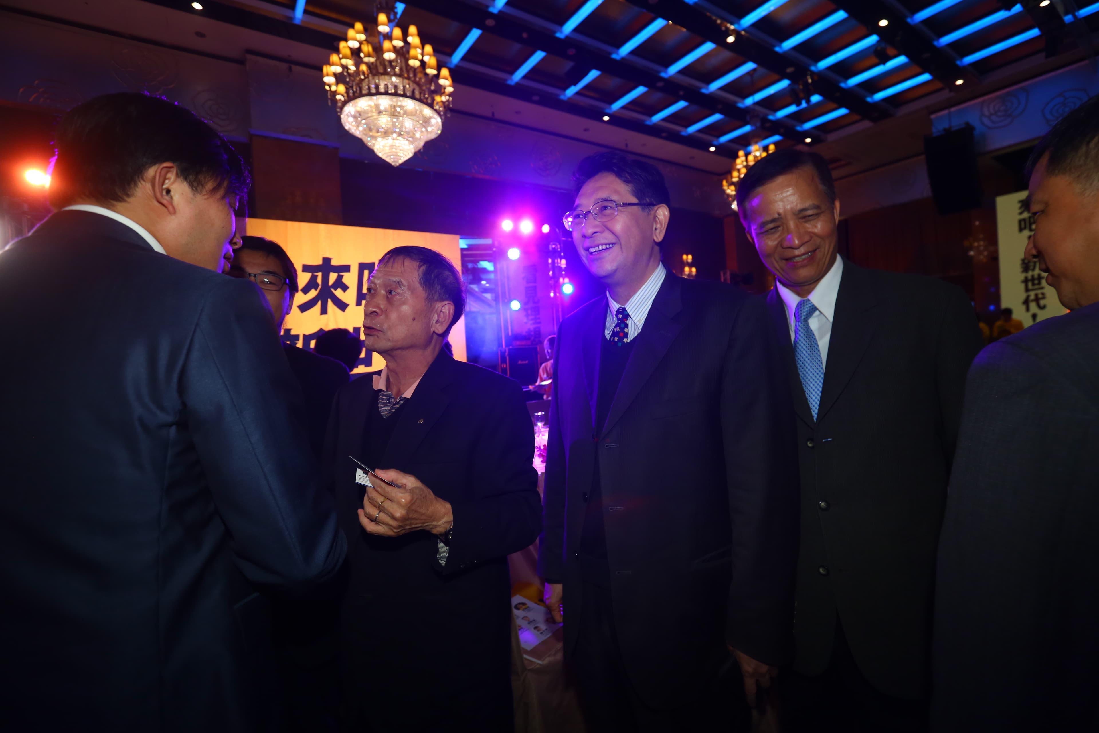立法院祕書長林志嘉（右2）、顧問高建智（右1）到場祝賀。