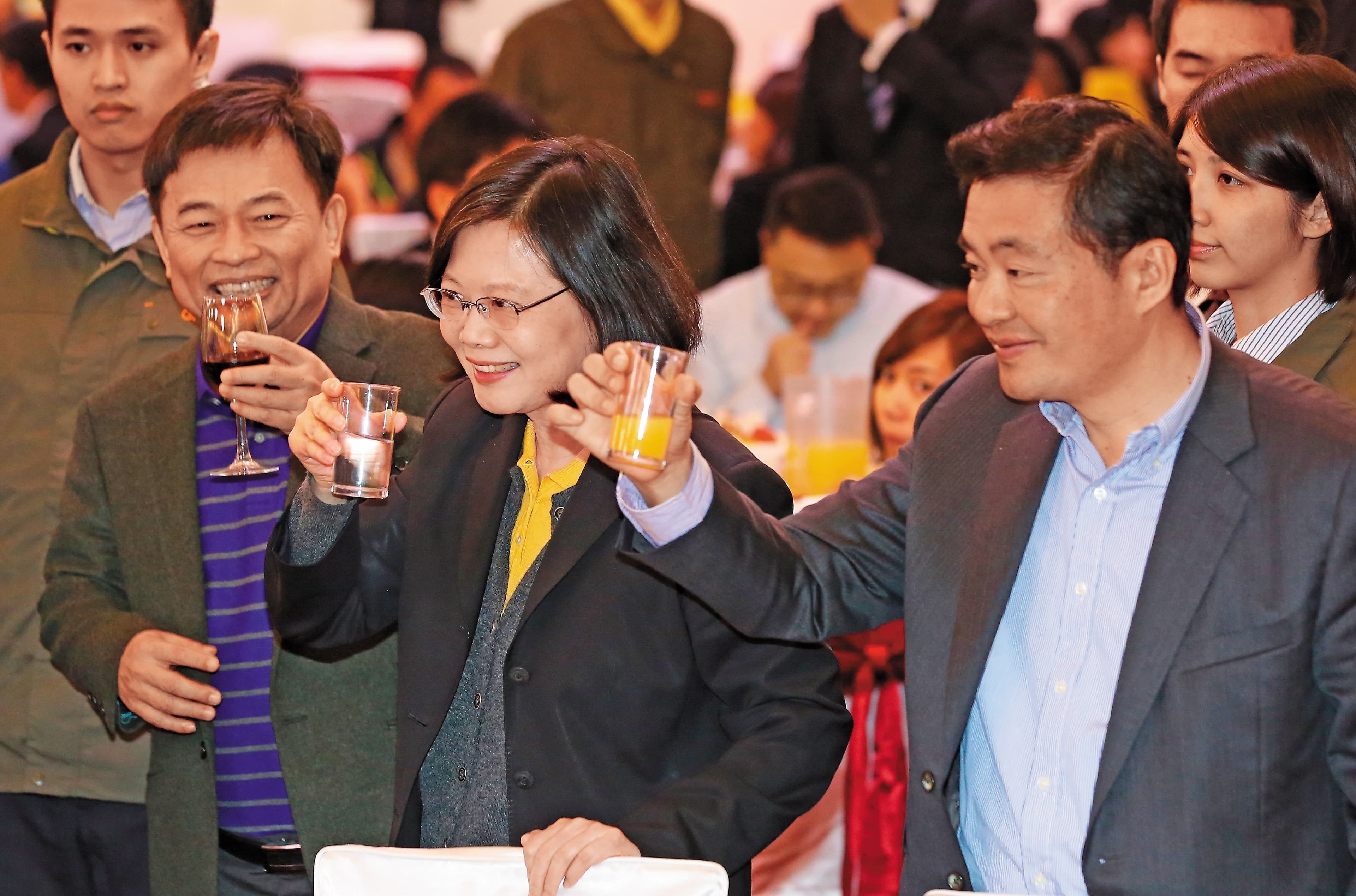 蔡英文約見各派系要角時,民進黨祕書長洪耀福(右)、選對會召集人林錫耀都(左)與會。