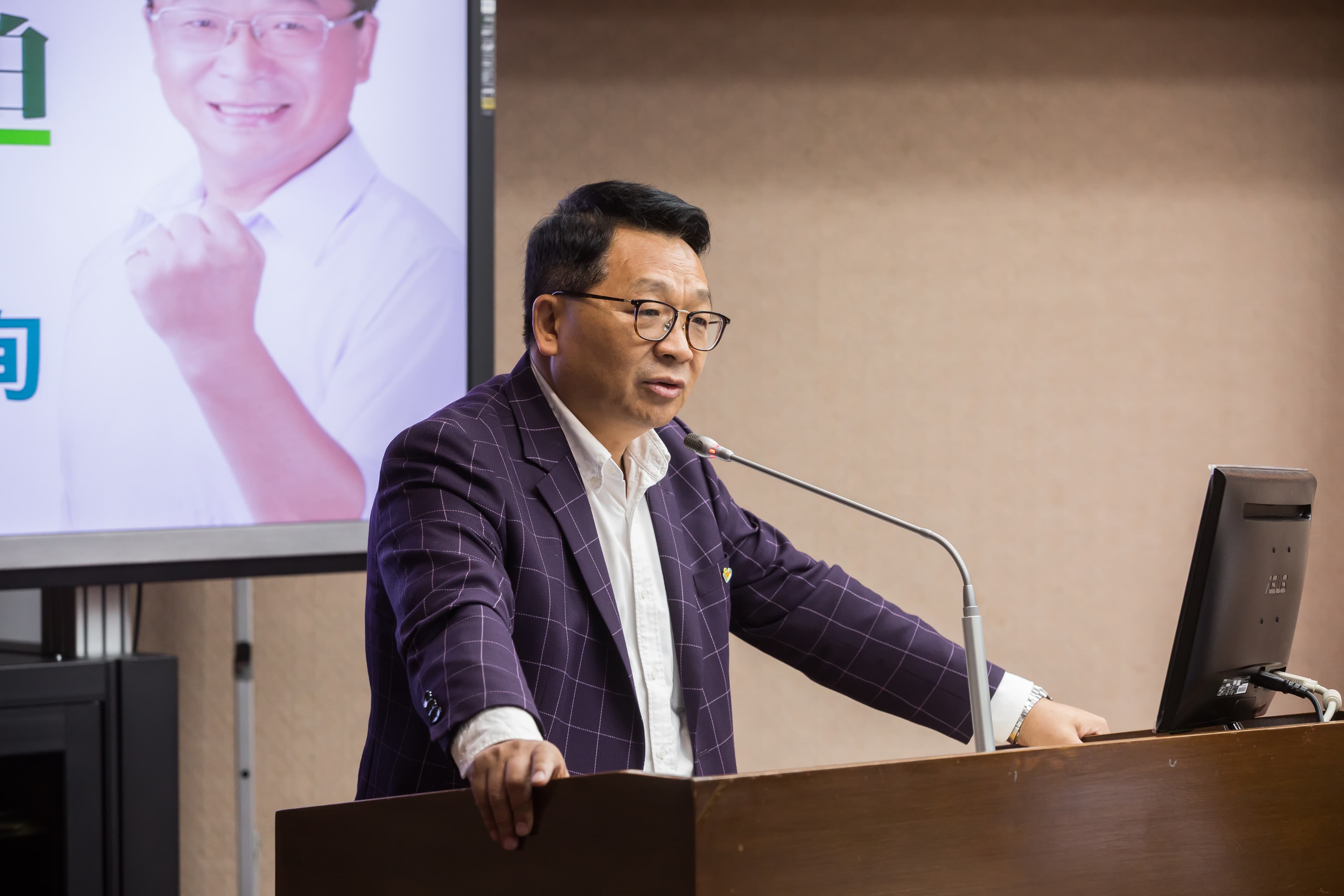 陳歐珀向蔡英文表示,現在民進黨的人選還沒確定,黨內各陣營民調分散才導致落後。
