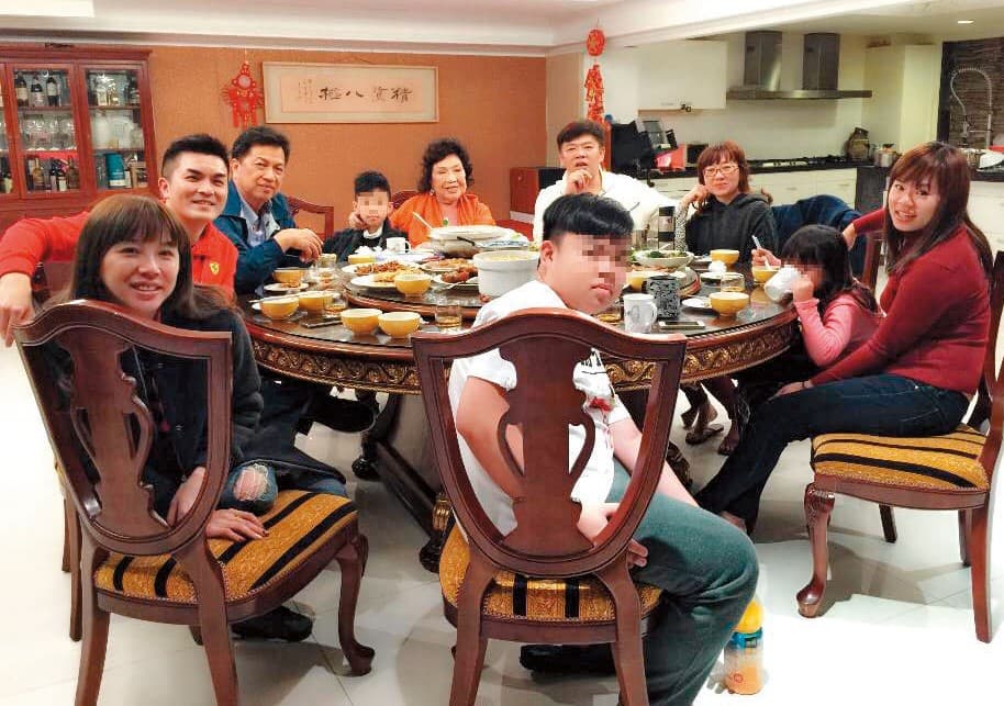 阿姑一家難得留下合影。據傳不僅李朝永跟媳婦不合,阿姑也被爆因為想愛愛找不到潤滑液,而跟媳婦起了衝突。(翻攝自陳書璇臉書)