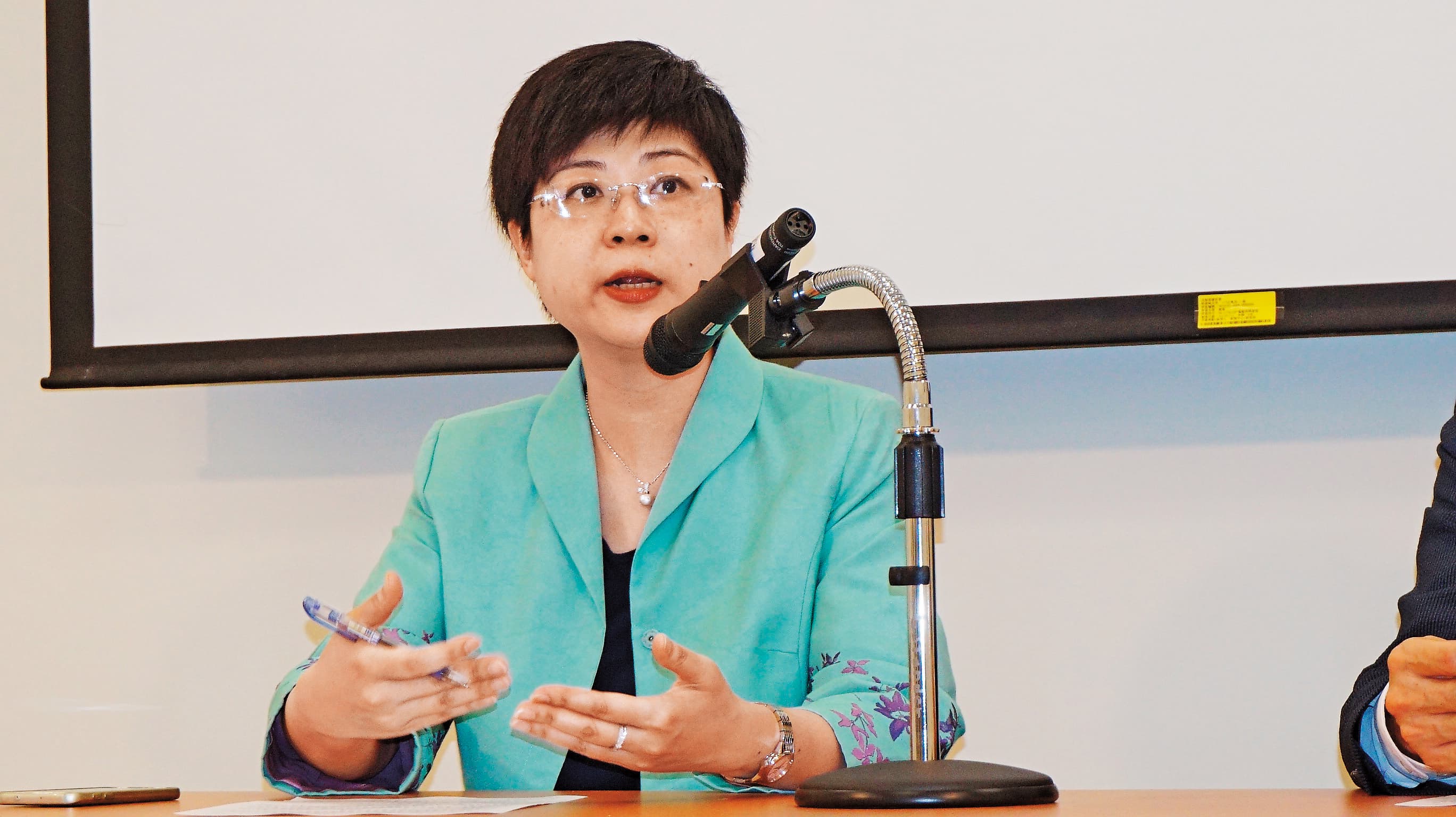 交大法學教授林志潔質疑陳師孟妨害司法公正,籲政府立法規範。