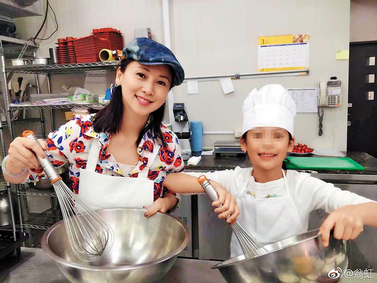 陪著小水晶一起下廚或畫畫,翁虹在陪女兒成長的同時,她也在自己身上發現許多的可能性,賺錢不是唯一,懂得享受人生比較重要。(翻攝自翁虹微博)