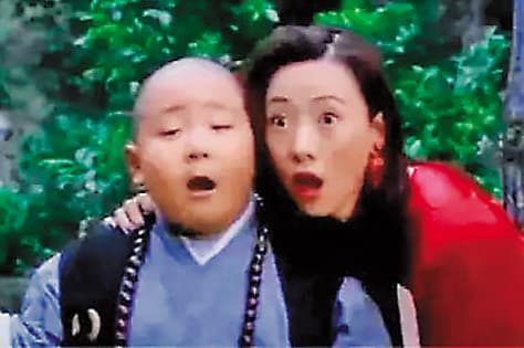 當年和郝劭文合作《狗蛋大兵》,翁虹來台打拚階段除了拍戲,也參加不少公益和勞軍活動,曾被封軍中情人。
