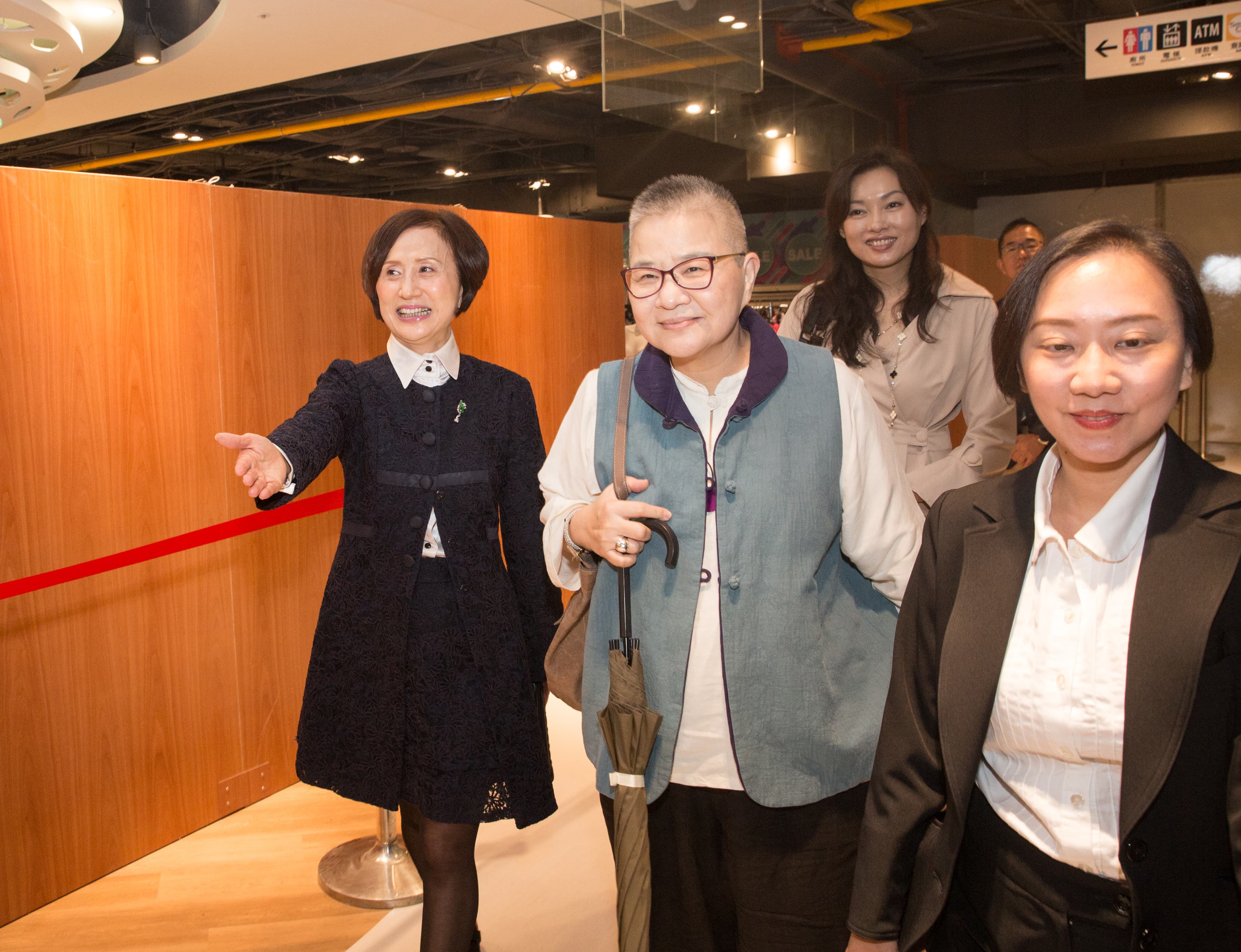 只要新店開幕，林淑婷必定親自到場接待貴賓，漢來軒台中廣三SOGO店開幕當天，美食家胡天蘭和米兒皆到場品嚐。
