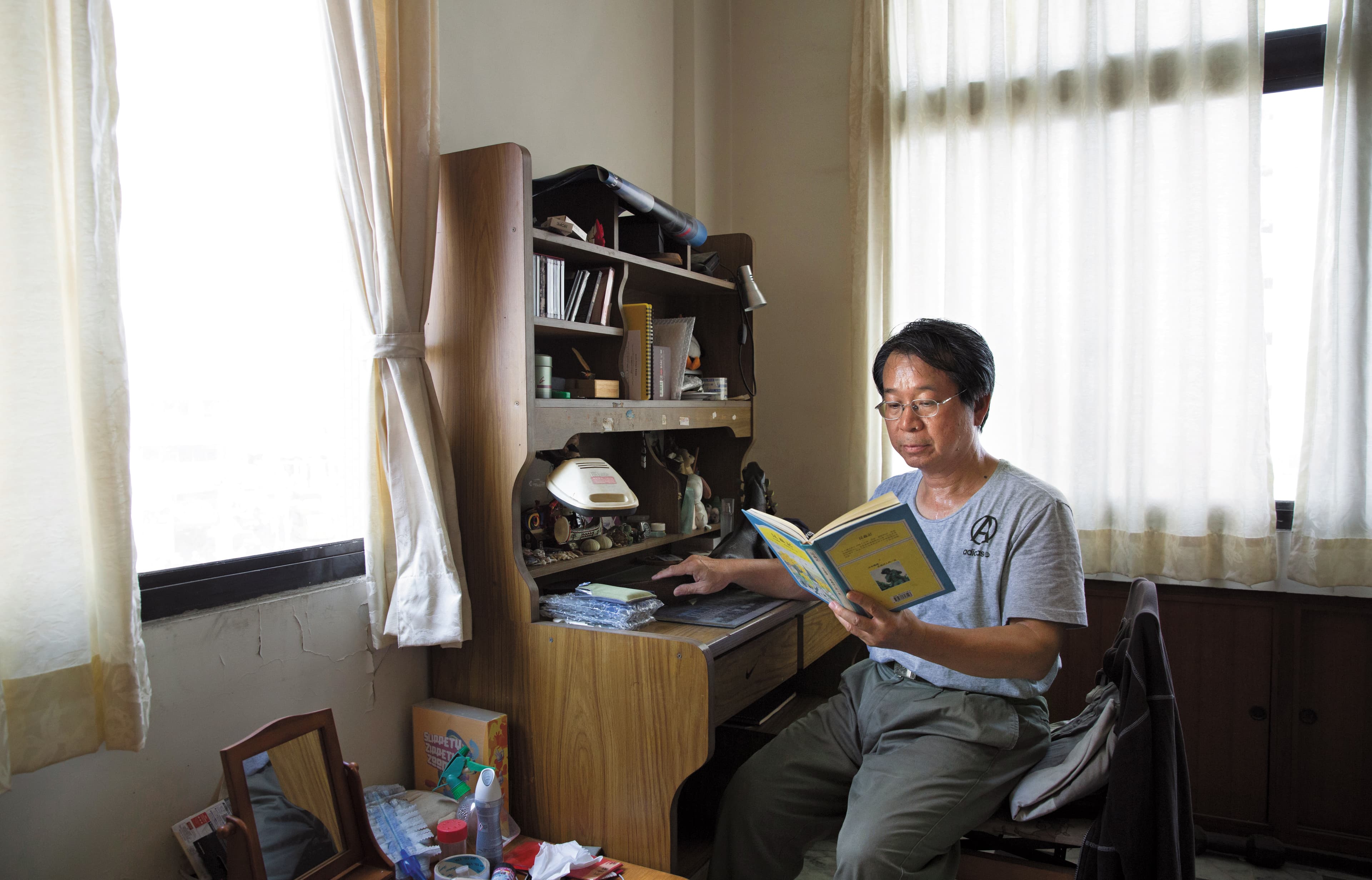 林文泰(圖)的小兒子林嘉智從小就喜歡觀察螞蟻和蟑螂,後來開始做標本收集昆蟲,大至巴掌大的蝴蝶,小到比螞蟻還小的不知名昆蟲,都成為他收藏的一部分。