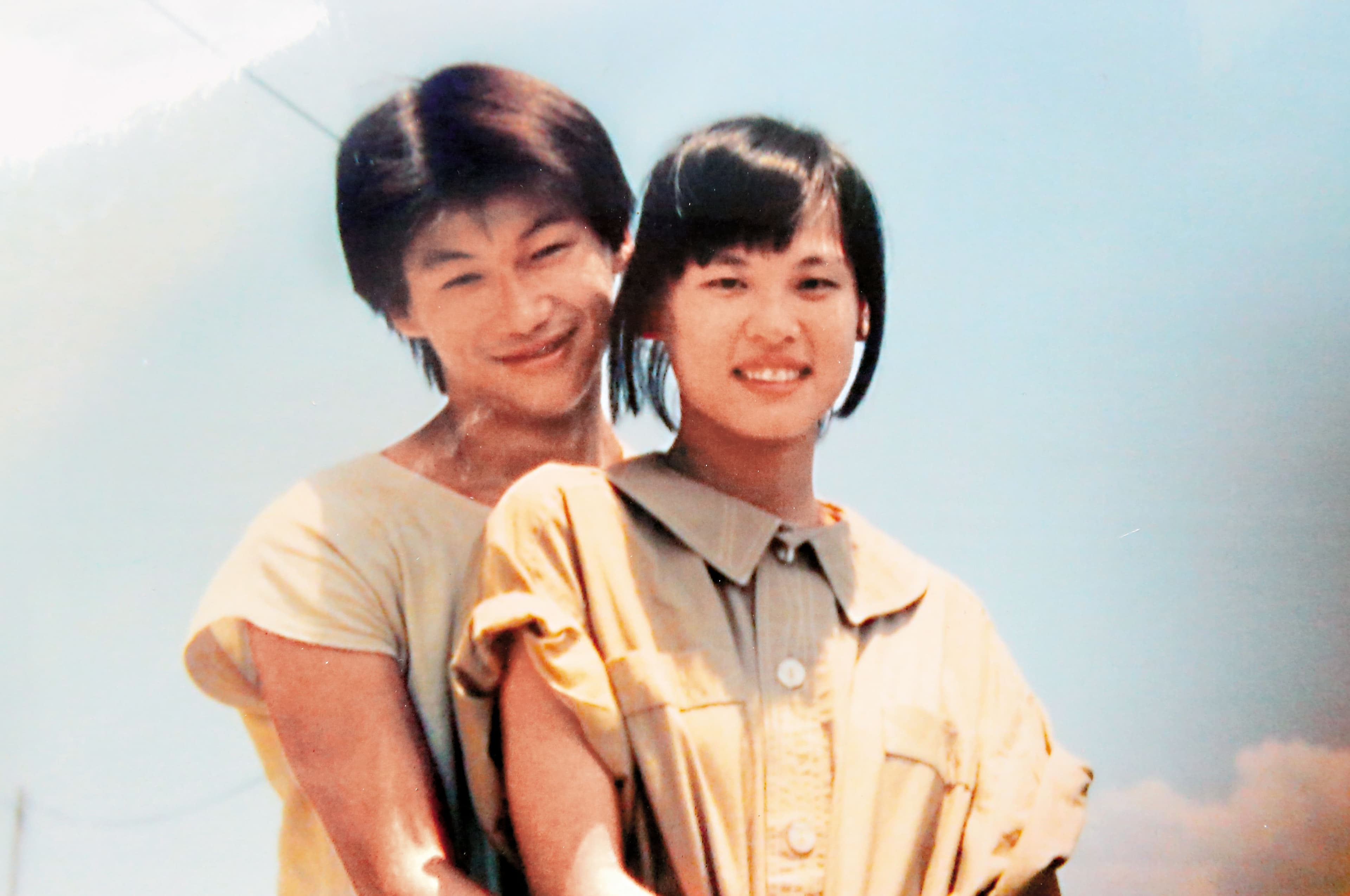 燕子(右)與小朱(左)是彼此的初戀,初識時燕子年僅16歲,每年相識紀念日那天,就會相約同遊初識地淡水,重溫年輕時的回憶。(燕子提供)