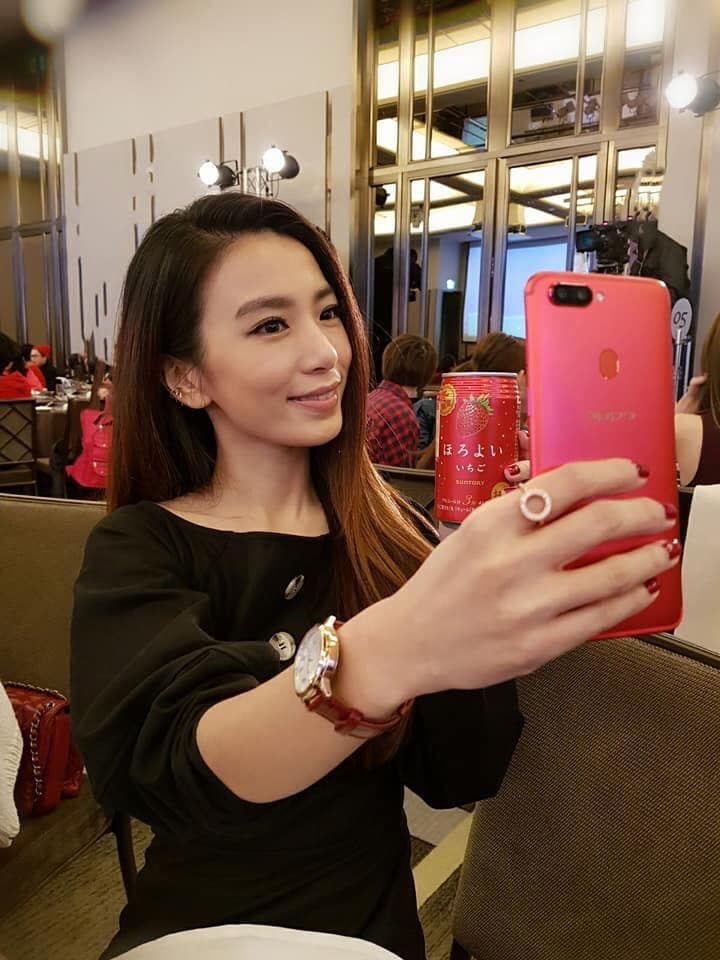 田馥甄穿了一身黑,不符合dress code的主題,她立馬拿出紅色手機。(摘自田馥甄臉書)