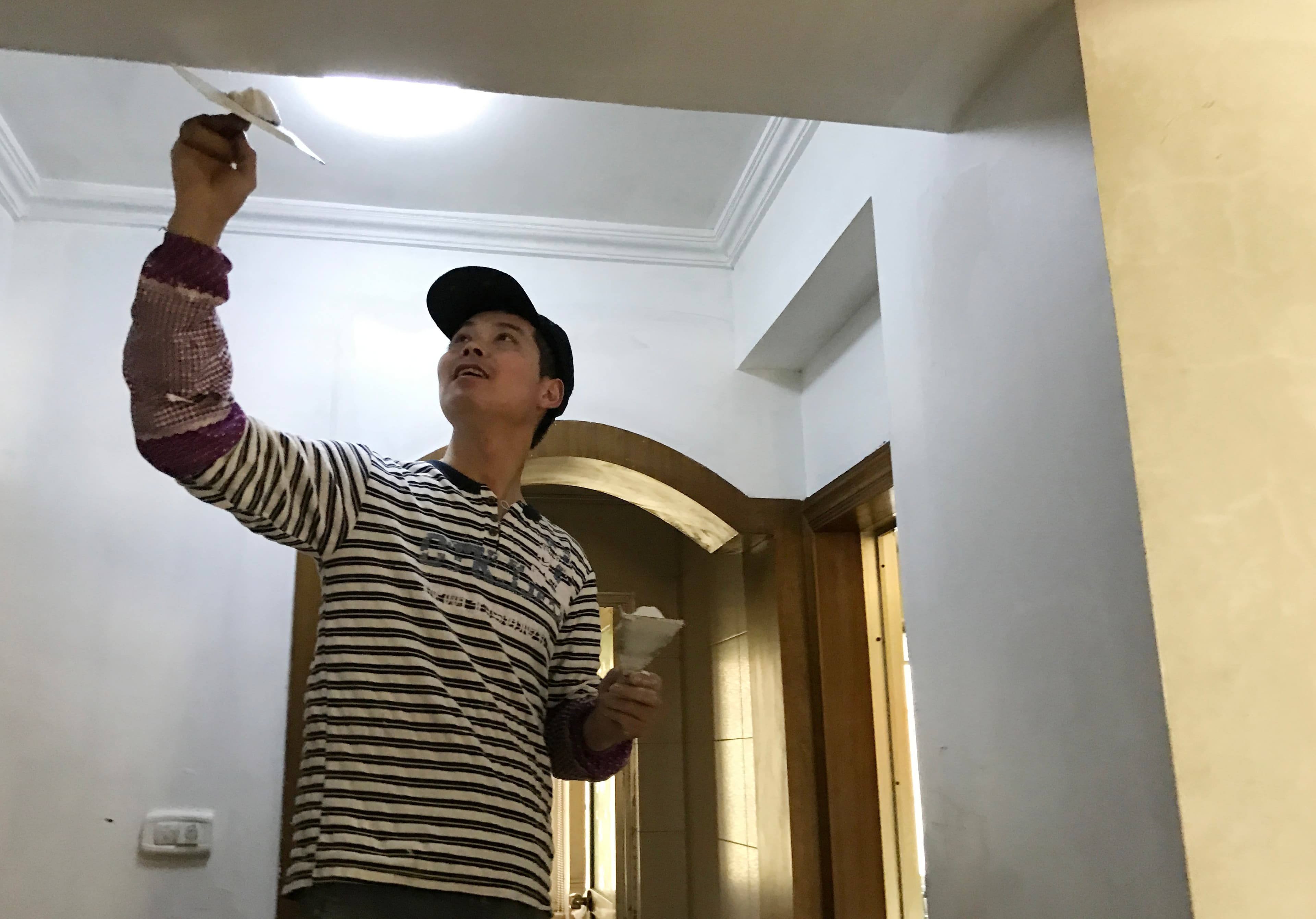 牆壁油漆粉刷有8成花在工錢上，若不要求專業美感，DIY最省錢。