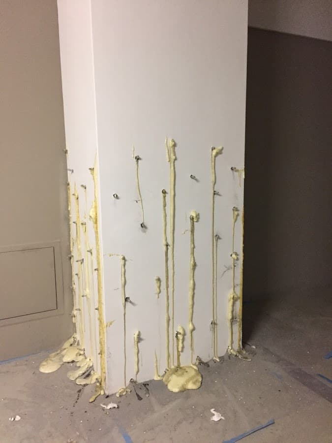 住戶陳小姐指出不只牆面漏水,就連梁柱都有泥黃水滲出,他們強烈懷疑鋼筋已生鏽,事發後,國泰建設即派人施打發泡劑。(住戶提供)