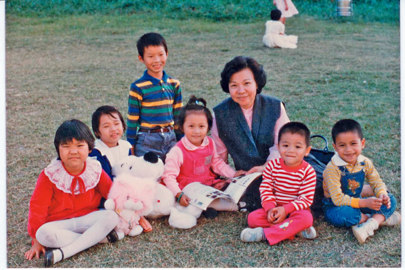 傅碧霞(右三)當年在天母聖道兒童之家與孩子們歡樂合照。(計志文聖道基金會提供)